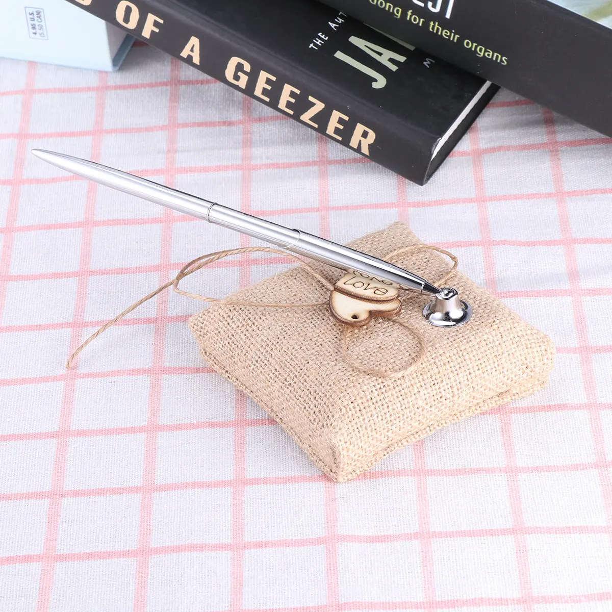 Набор подставок для ручек: джут, дерево, металл, 9x9x3 см, коричневый, серебристый, с витым дизайном, вращающаяся подставка, для свадеб, помолвок, гостевой книги
Набор подставок для ручек: джут, дерево, металл, 9x9x3 см, коричневый, серебристый, с витым дизайном, вращающаяся подставка, для свадеб, помолвок, гостевой книги