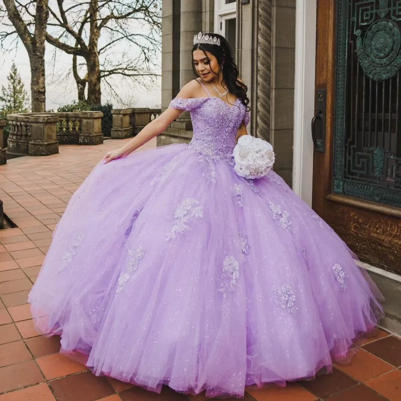 Lavender Shiny Quinceanera Dresses Lace Appliques Beading Sweetheart Off the Shoulder Ball Gowns Vestidos De 15 Años
Lavender Shiny Quinceanera Dresses Lace Appliques Beading Sweetheart Off the Shoulder Ball Gowns Vestidos De 15 Años