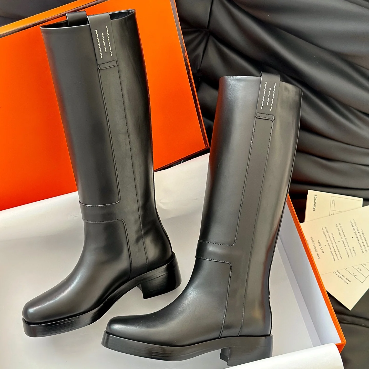 Лидер продаж, женские сапоги до колена, женские сапоги, роскошные дизайнерские сапоги из телячьей кожи, квадратный каблук с круглой головкой, подошва из натуральной кожи 3-5 см
Лидер продаж, женские сапоги до колена, женские сапоги, роскошные дизайнерские сапоги из телячьей кожи, квадратный каблук с круглой головкой, подошва из натуральной кожи 3-5 см