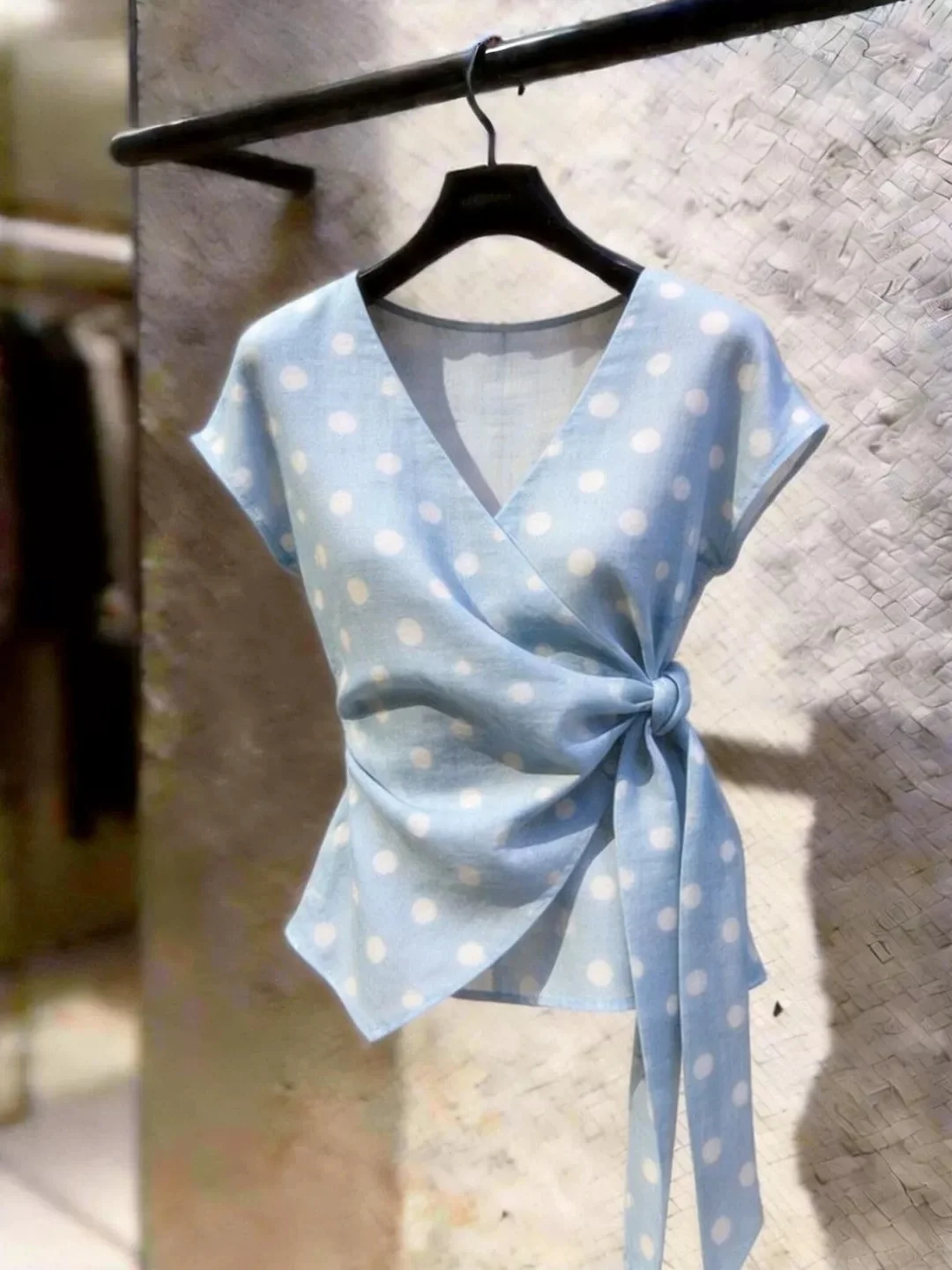 Summer Gentle Wind Polka Dot Shirt Short Sleeve V-Neck Waist-Cinching Belt Design Korean Style Straight Cut Silk Top
Summer Gentle Wind Polka Dot Shirt Short Sleeve V-Neck Waist-Cinching Belt Design Korean Style Straight Cut Silk Top