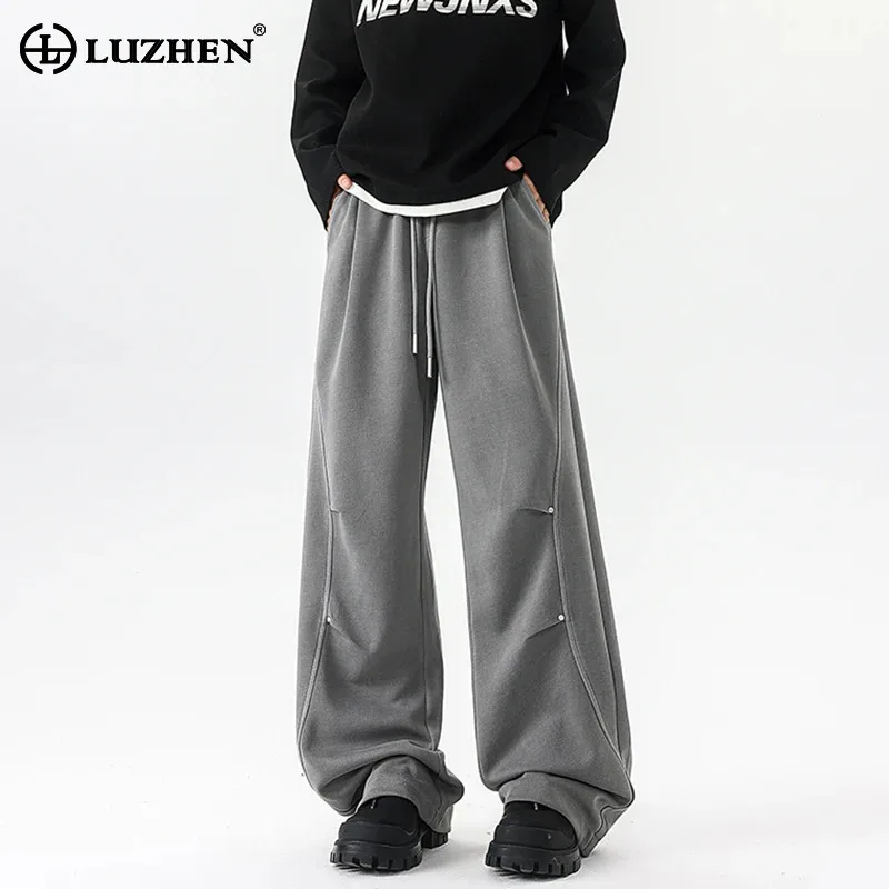 LUZHEN 2025 новые однотонные складные дизайнерские прямые повседневные брюки с эластичной резинкой на талии, мужские высококачественные широкие брюки JY3602
LUZHEN 2025 новые однотонные складные дизайнерские прямые повседневные брюки с эластичной резинкой на талии, мужские высококачественные широкие брюки JY3602