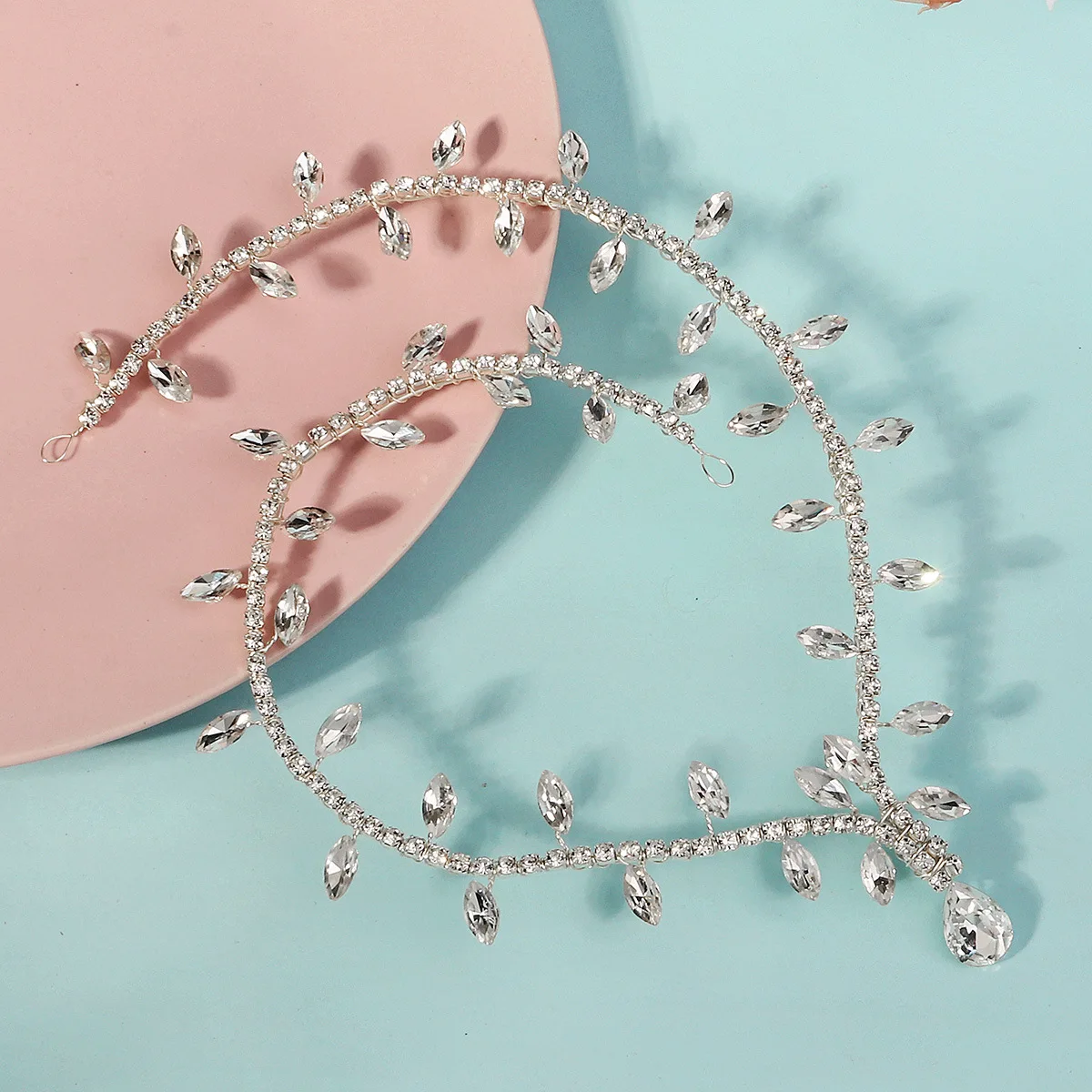 New European and American style bridal headdress rhinestone forehead hair chain wedding dance party jewelry ethnic style forehea
New European and American style bridal headdress rhinestone forehead hair chain wedding dance party jewelry ethnic style forehea