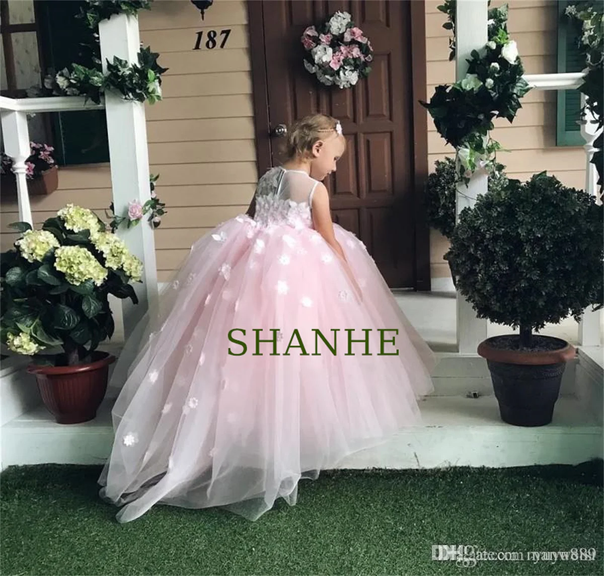CustomizedLovely Beads Flower Girl Dresses Floral Appliques Jewel Neck Capped Pageant Dress Kids Party Gown
CustomizedLovely Beads Flower Girl Dresses Floral Appliques Jewel Neck Capped Pageant Dress Kids Party Gown