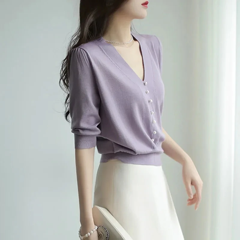Summer New Mage Gentle Wind Purple Knitted Sweater Elegant V-Neck Pearl Button Half Sleeves Top Loose Casual Ladies pullover
Summer New Mage Gentle Wind Purple Knitted Sweater Elegant V-Neck Pearl Button Half Sleeves Top Loose Casual Ladies pullover