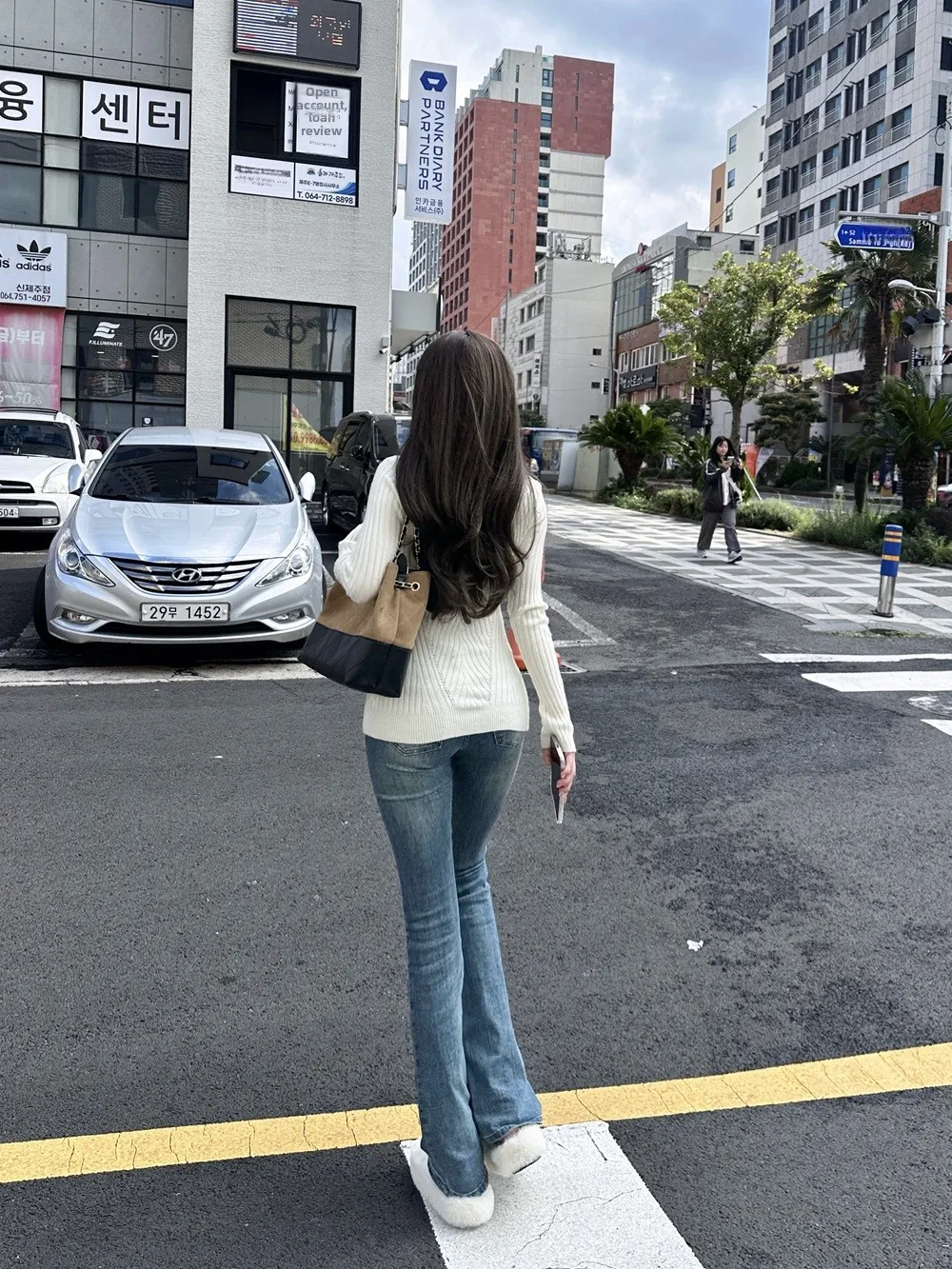 Расклешенные джинсы с высокой талией. Женские джинсовые джинсы средней эластичности с эффектом талии. Ele Sle. Длинная удлинение ног. Не нужно растягивать.
Расклешенные джинсы с высокой талией. Женские джинсовые джинсы средней эластичности с эффектом талии. Ele Sle. Длинная удлинение ног. Не нужно растягивать.