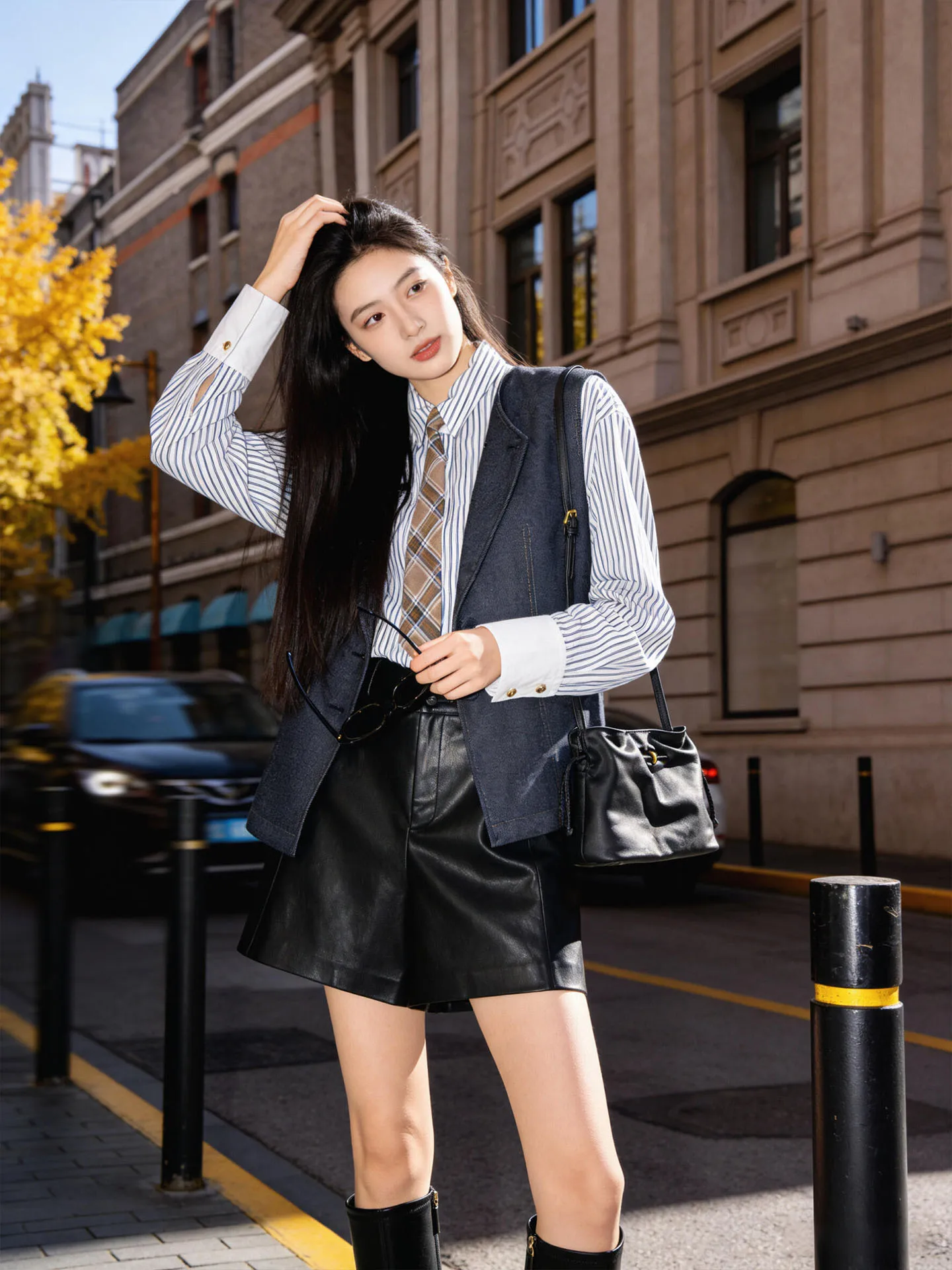 Новый модный комплект Ele: полосатая рубашка-жилет и кожаные шорты с высокой талией, весна 2026, для миниатюрных женщин
Новый модный комплект Ele: полосатая рубашка-жилет и кожаные шорты с высокой талией, весна 2026, для миниатюрных женщин