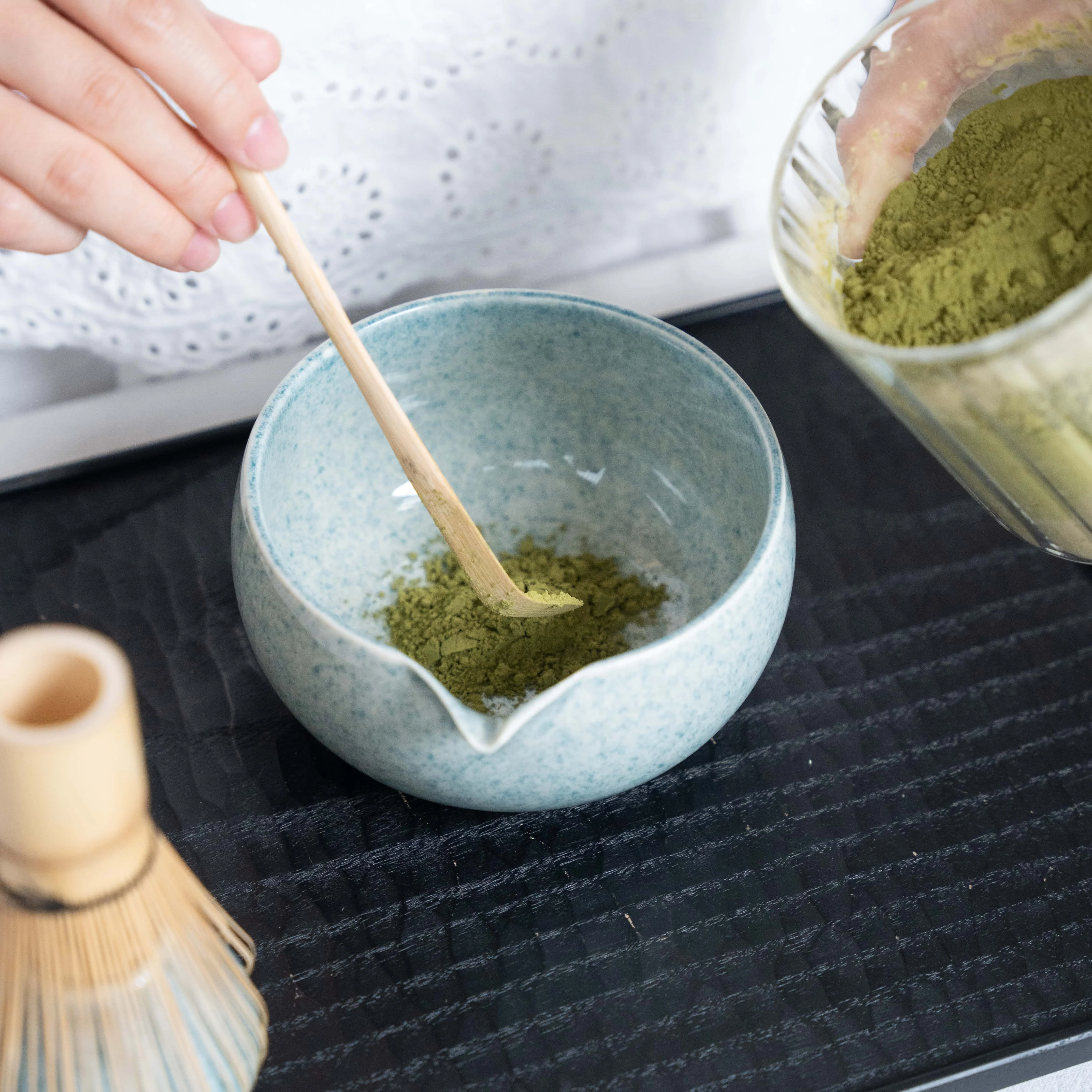 The 1pc/2pcs/4pcs ceramic matcha bowls are round in shape, with blue stars scattered around, and are elegantly handcrafted
The 1pc/2pcs/4pcs ceramic matcha bowls are round in shape, with blue stars scattered around, and are elegantly handcrafted