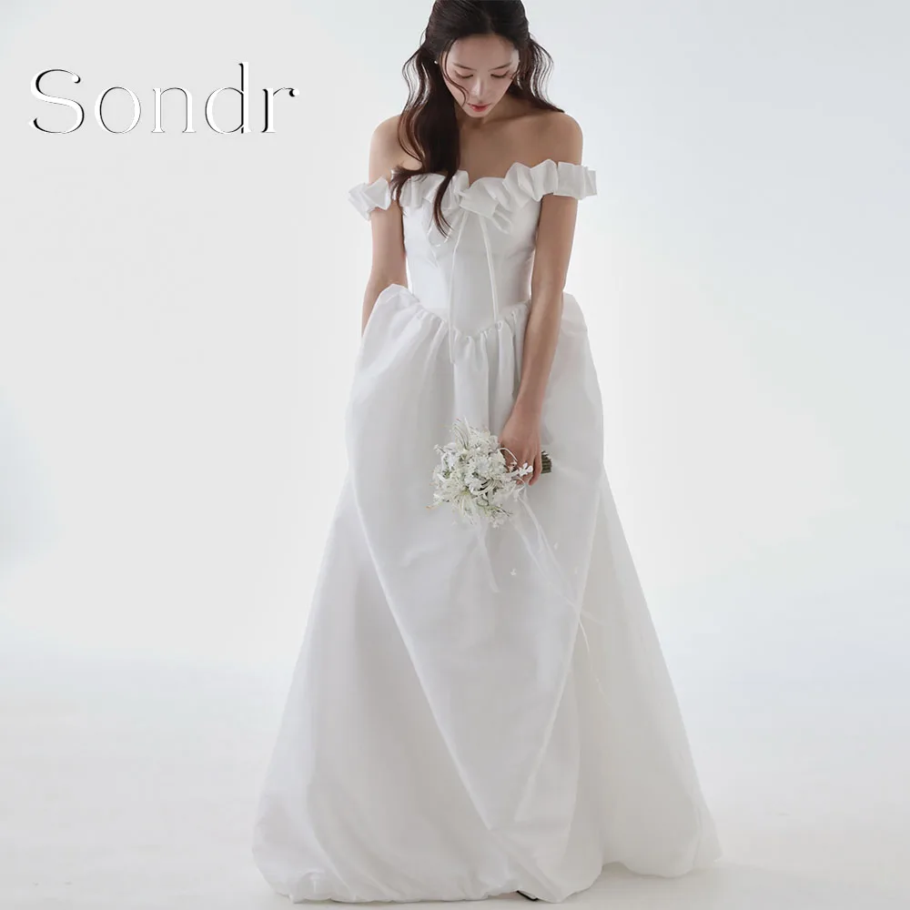 Sondr High-quality Customized Korean Wedding Snap Dresses Floor-Length Off the Shoulder Bridal Gown Corset Back Bridal Reception
Sondr High-quality Customized Korean Wedding Snap Dresses Floor-Length Off the Shoulder Bridal Gown Corset Back Bridal Reception