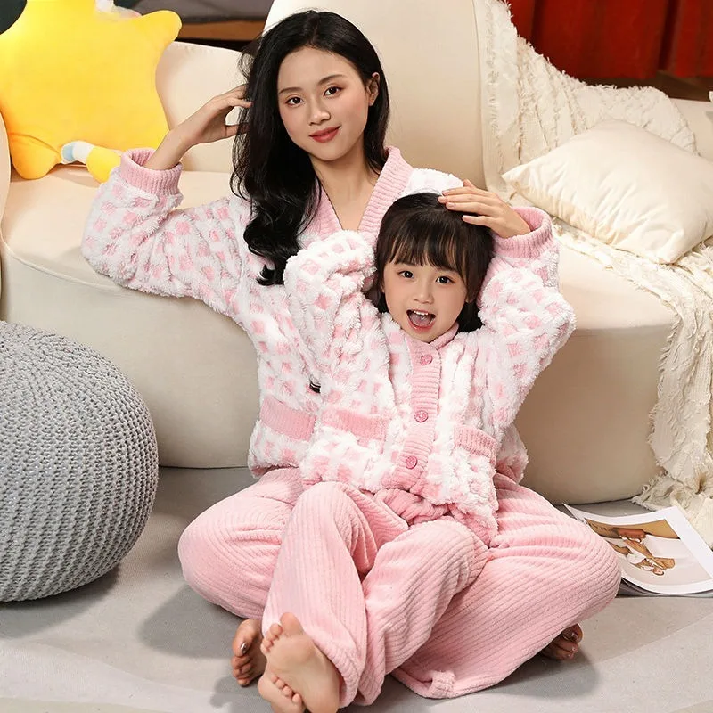 Зимний термофланелевой детский одинаковый комплект, утолщенная уютная верхняя одежда для мамы и дочки для активного отдыха
Зимний термофланелевой детский одинаковый комплект, утолщенная уютная верхняя одежда для мамы и дочки для активного отдыха