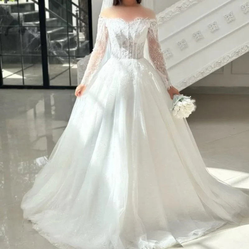 Customized ivory white Ball Gown Royal Wedding Dresses Sweetheart Lace Long tail applique decal Made Robe De
Customized ivory white Ball Gown Royal Wedding Dresses Sweetheart Lace Long tail applique decal Made Robe De