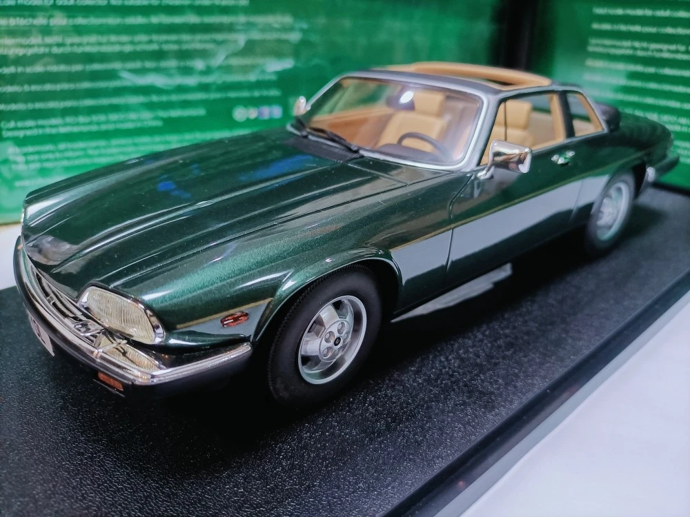 Культовый 1:18 XJ-SC 1983, винтажный автомобиль, имитация ограниченной серии, полимерная металлическая статическая модель автомобиля, игрушка в подарок
Культовый 1:18 XJ-SC 1983, винтажный автомобиль, имитация ограниченной серии, полимерная металлическая статическая модель автомобиля, игрушка в подарок