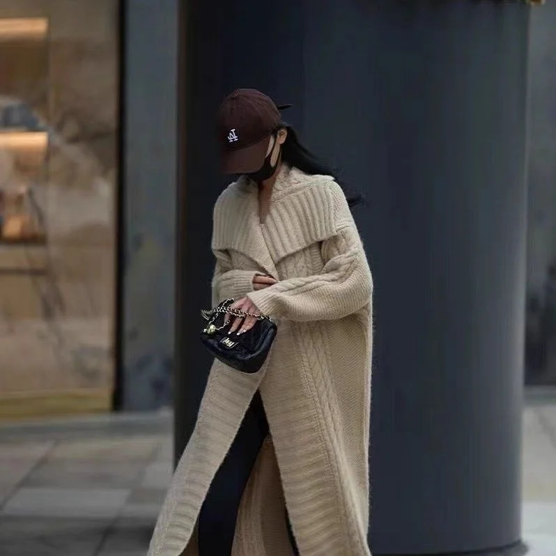 Удлиненный кардиган для офиса, женский, зимний, вязаный, с полувысоким воротом, удлиненный, с легким флокированием, в клетку, стильный, в стиле фейрикор, на каждый день
Удлиненный кардиган для офиса, женский, зимний, вязаный, с полувысоким воротом, удлиненный, с легким флокированием, в клетку, стильный, в стиле фейрикор, на каждый день