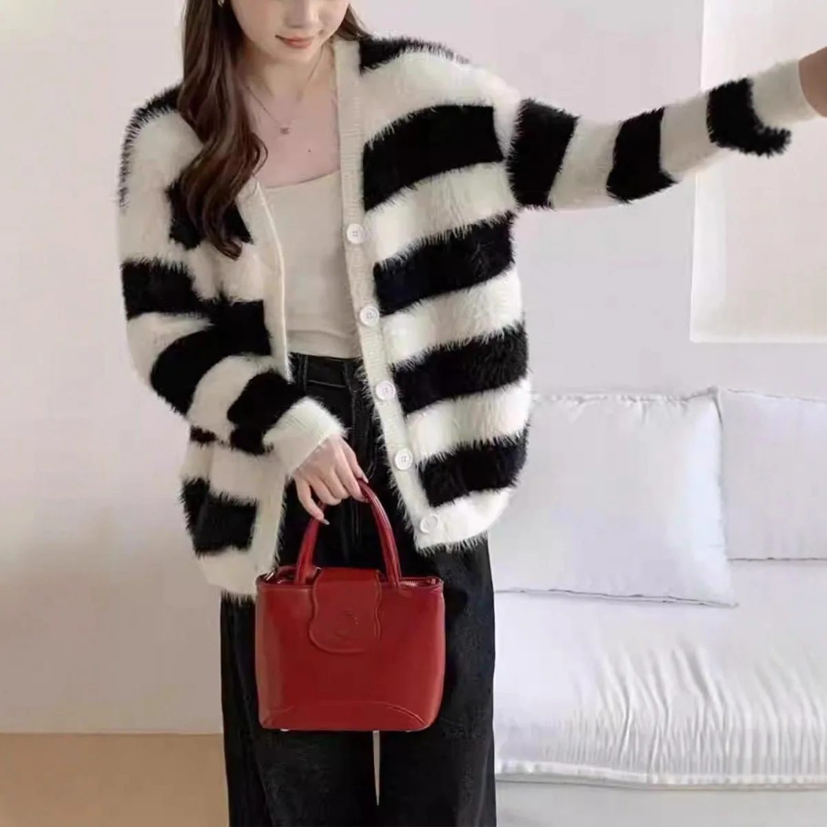 Women Striped Cardigan Sweaters Knitted Jumpers Sable Fleece Color Block V Neck Single Breasted Loose Casual 2025 Autumn Winter
Women Striped Cardigan Sweaters Knitted Jumpers Sable Fleece Color Block V Neck Single Breasted Loose Casual 2025 Autumn Winter