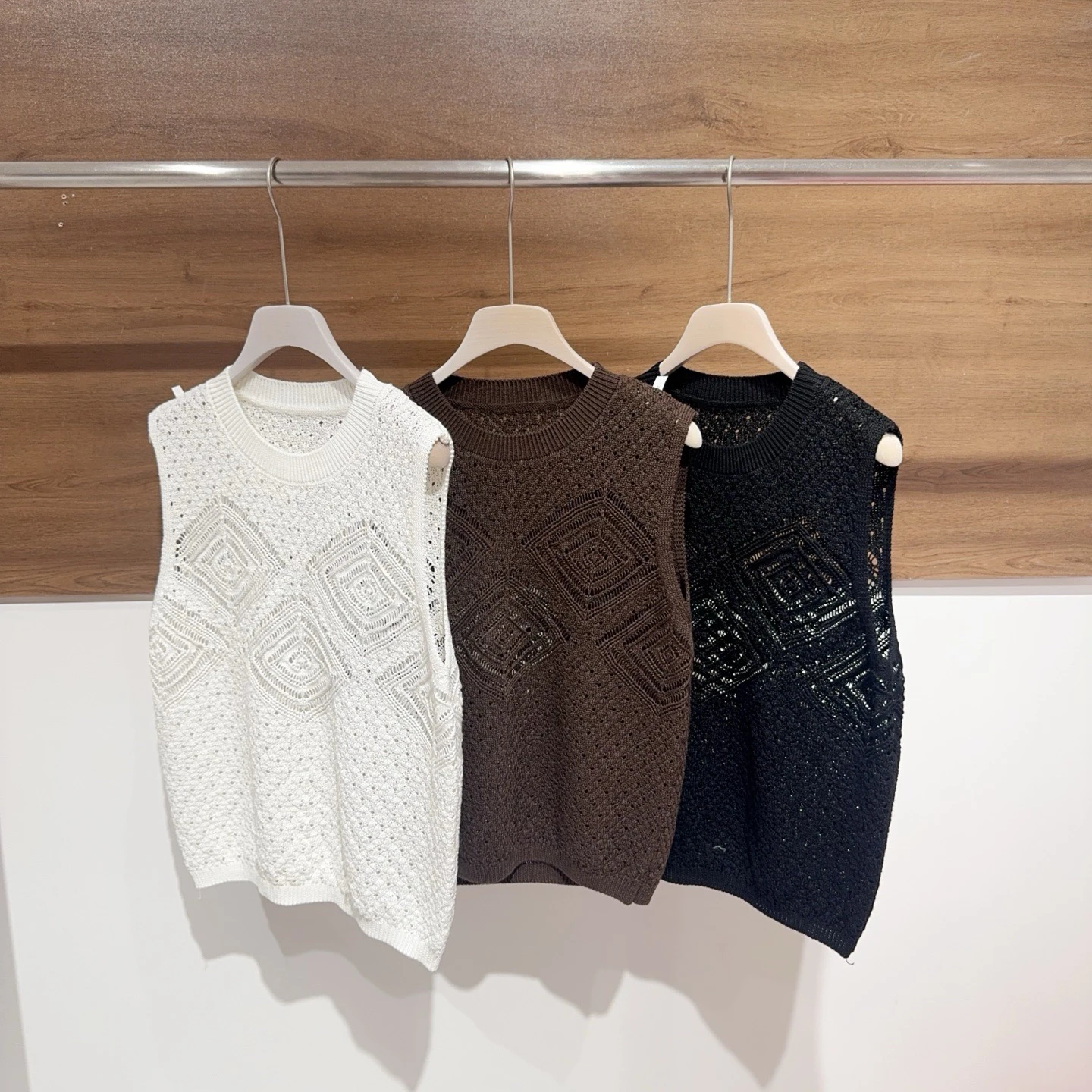 Summer 2025 Fashionable round Neck Sleeveless Hollow out Knitted Vest Women's Loose Slimming Top Commute Style Color
Summer 2025 Fashionable round Neck Sleeveless Hollow out Knitted Vest Women's Loose Slimming Top Commute Style Color