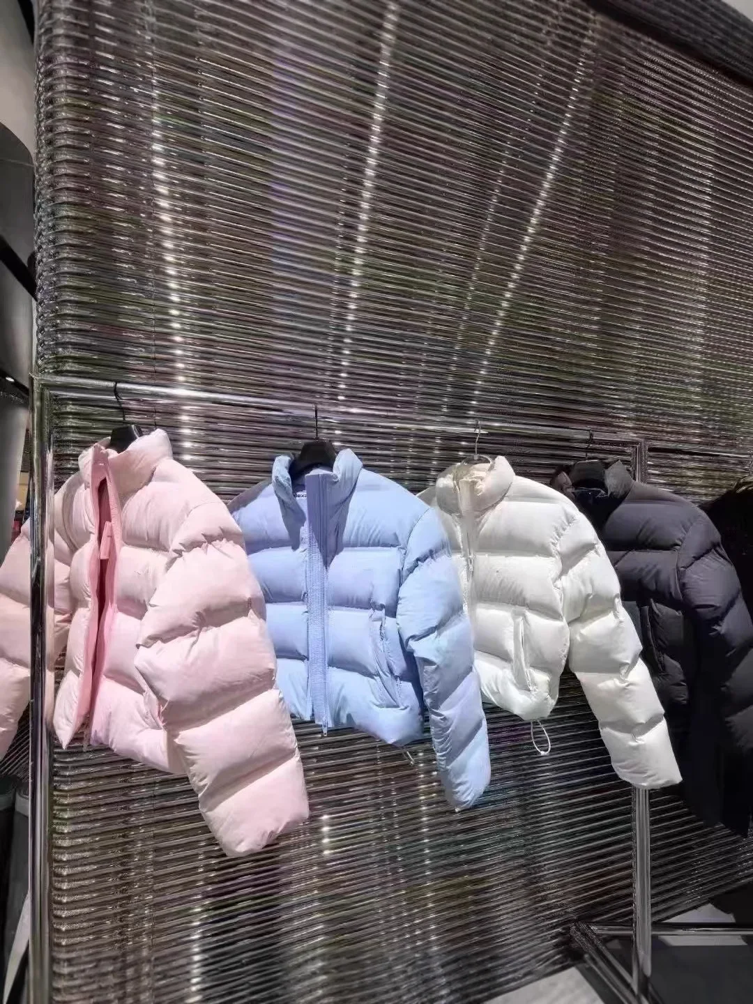 Pink Short Puffer Jacket Women's Winter 2025 Casual Style 90% White Duck down Filling Stand Collar Letter Logo Zipper Closure
Pink Short Puffer Jacket Women's Winter 2025 Casual Style 90% White Duck down Filling Stand Collar Letter Logo Zipper Closure