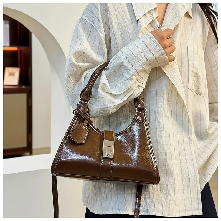 Retro simple lock buckle handbag women's 2025 new trendy fashion shoulder bag high-end messenger small square bag women
Retro simple lock buckle handbag women's 2025 new trendy fashion shoulder bag high-end messenger small square bag women