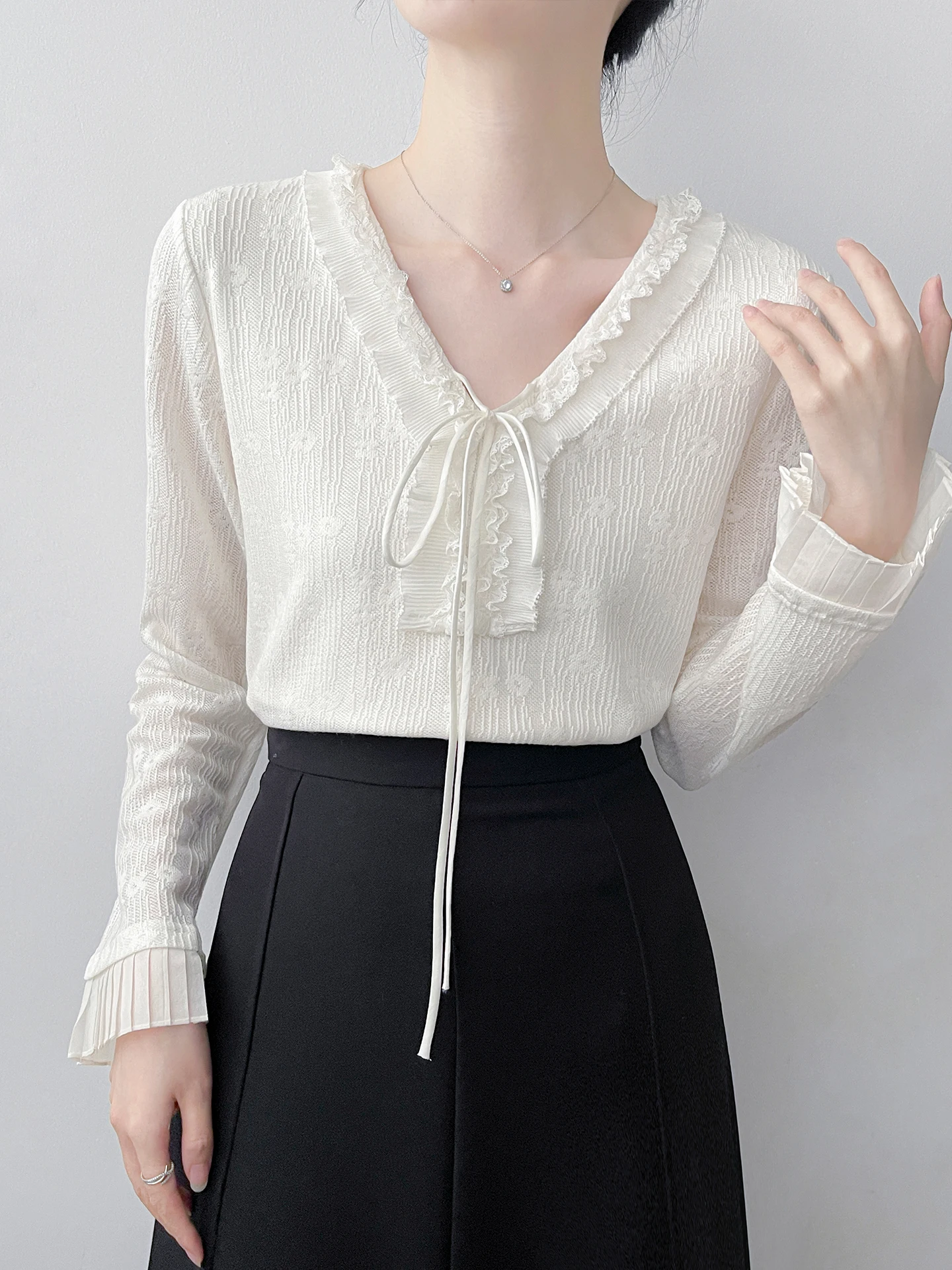 Корейская женская рубашка с V-образным вырезом и длинными рукавами, на флисовой подкладке, с завязками, весенняя новинка, модная, с цветочным принтом, можно носить как верхнюю одежду
Корейская женская рубашка с V-образным вырезом и длинными рукавами, на флисовой подкладке, с завязками, весенняя новинка, модная, с цветочным принтом, можно носить как верхнюю одежду