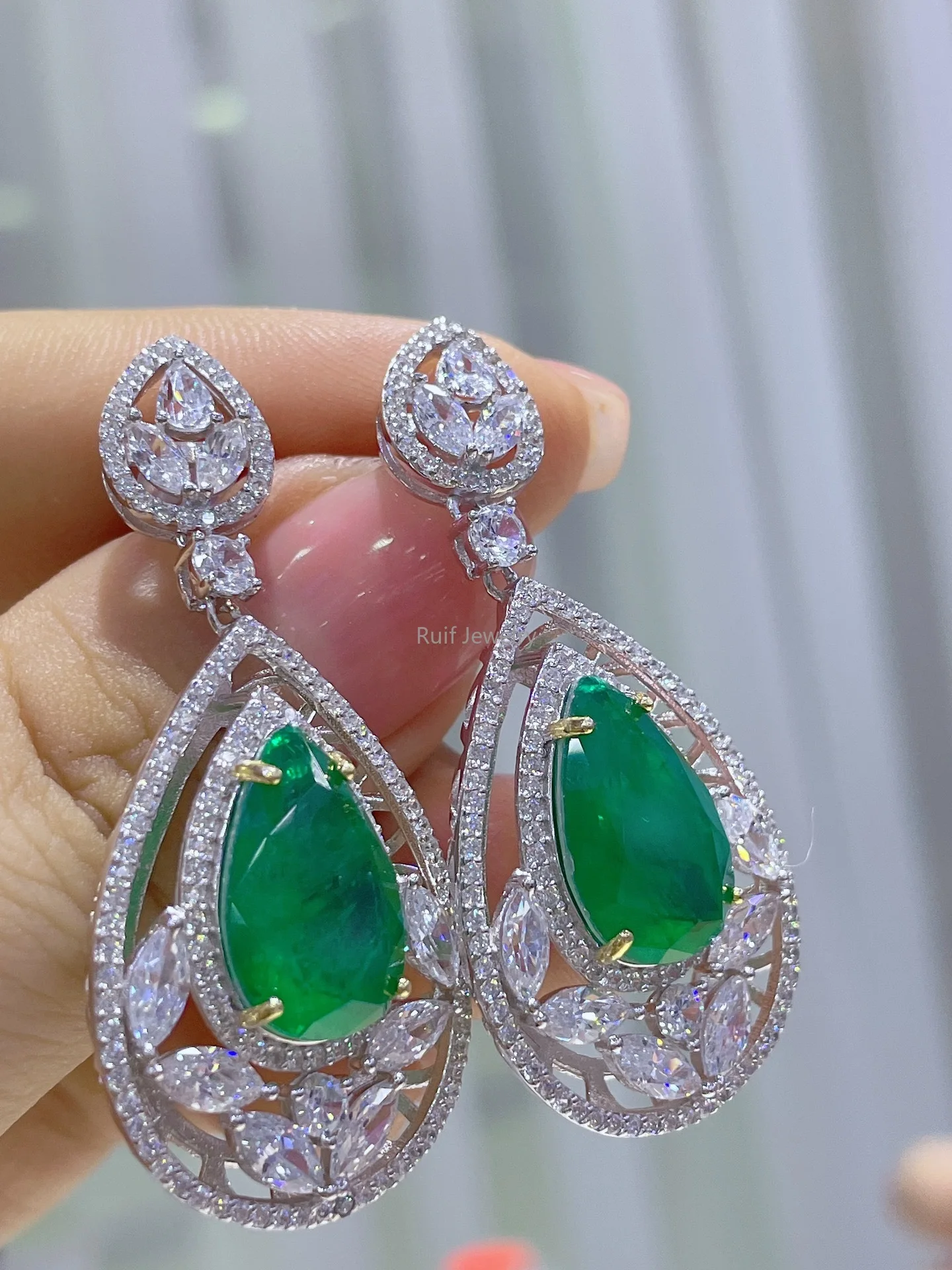 Ruif Trend Jewelry 925 Silver Created Emerald Earrings for Women High Sense Party Queen Light Luxury Earring
Ruif Trend Jewelry 925 Silver Created Emerald Earrings for Women High Sense Party Queen Light Luxury Earring
