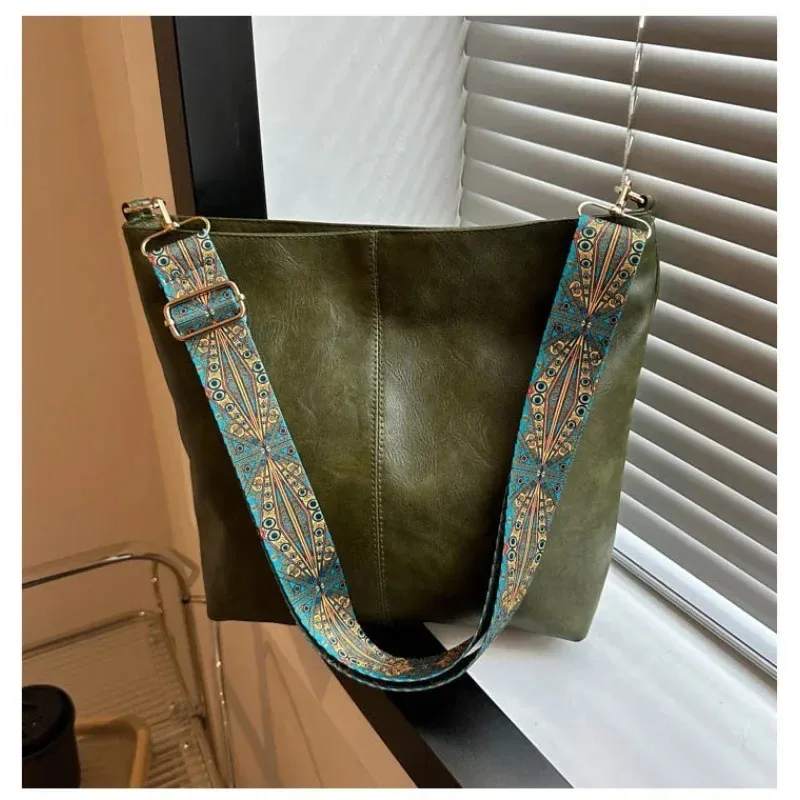 New women's retro and fashionable PU shoulder bag, large capacity crossbody bag, casual and simple commuting bucket bag
New women's retro and fashionable PU shoulder bag, large capacity crossbody bag, casual and simple commuting bucket bag