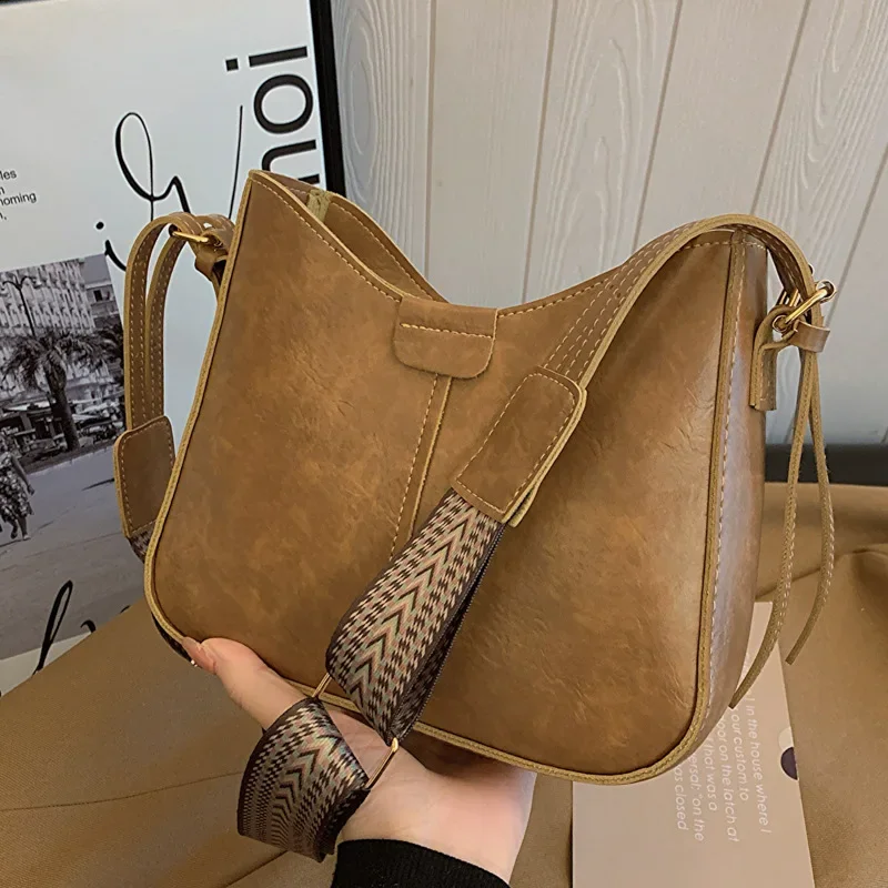 Retro Commuting Bags 2024 Women's Bag New Simple Bucket Bag Wide Shoulder Strap Crossbody Bag luxury bags designer
Retro Commuting Bags 2024 Women's Bag New Simple Bucket Bag Wide Shoulder Strap Crossbody Bag luxury bags designer