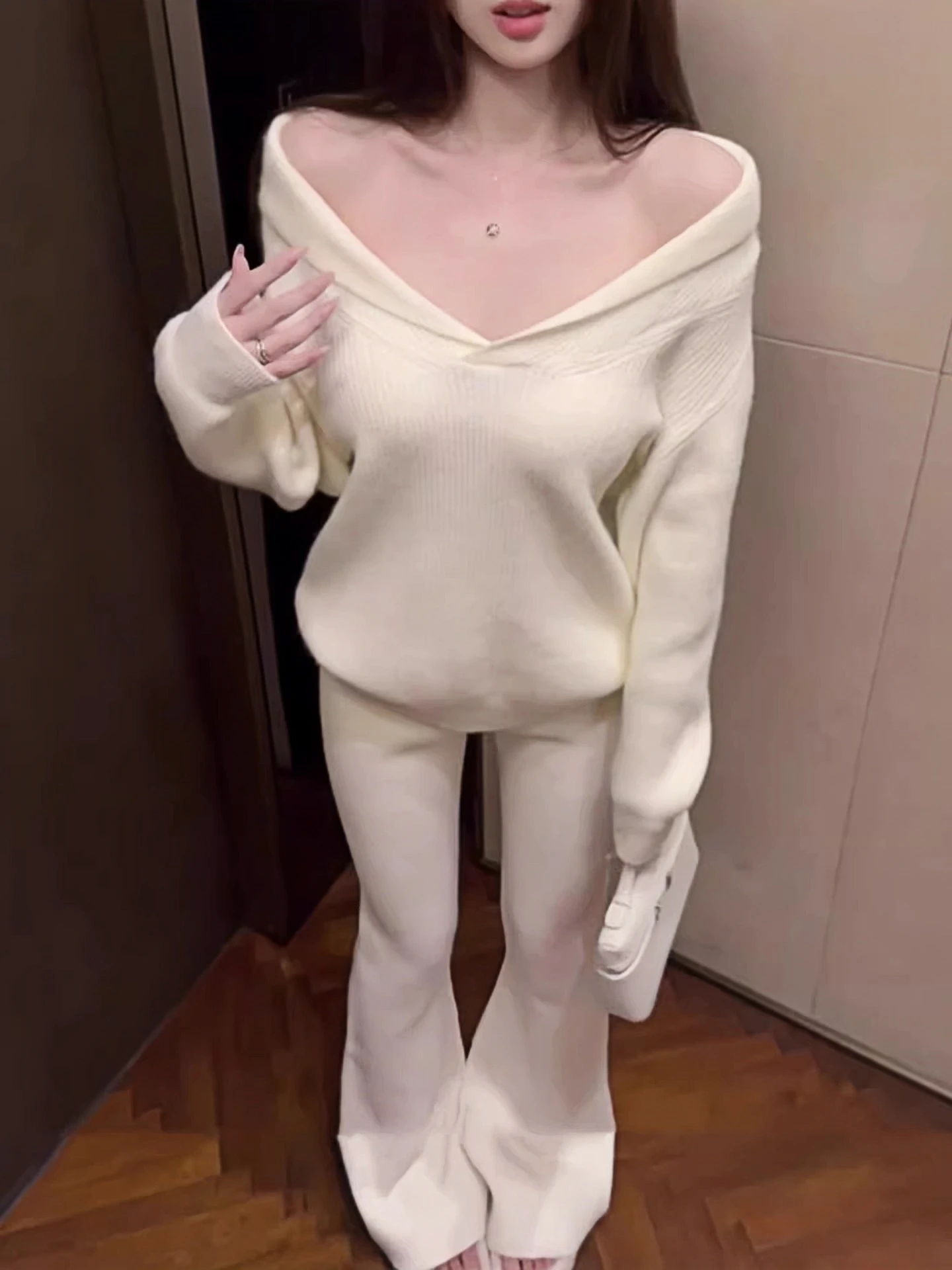 Loose V-Neck Knitted Sweater Women's Autumn Winter Outerwear Casual Pure Desire Shoulder Bared Knitwear Korean Style Lazy Fas...
Loose V-Neck Knitted Sweater Women's Autumn Winter Outerwear Casual Pure Desire Shoulder Bared Knitwear Korean Style Lazy Fas...