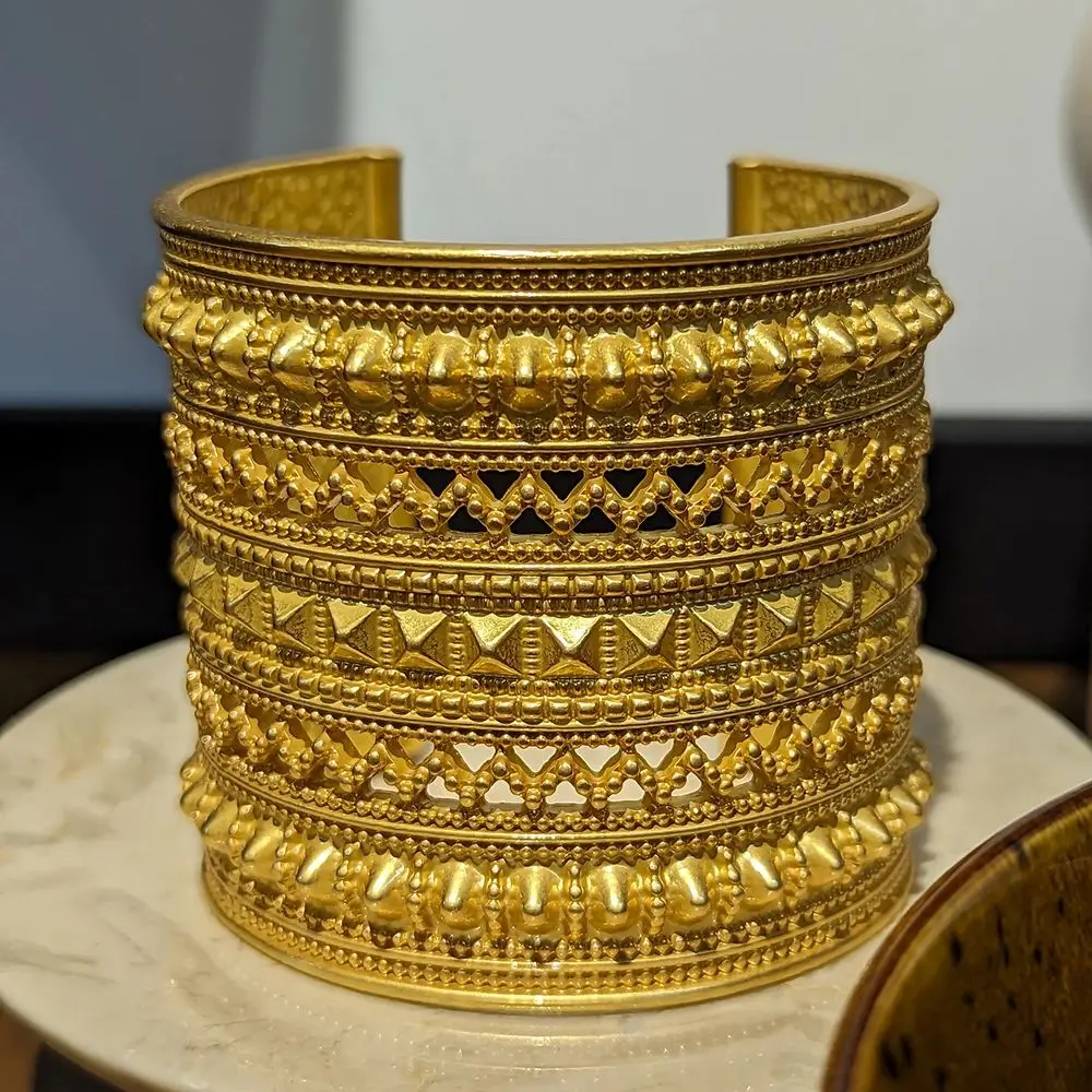 Exaggerated Metal Big Cuff Bracelet for Women Jewelry Gold Color Open Bangles Bracelet With Carving Vintage Gifts Wedding
Exaggerated Metal Big Cuff Bracelet for Women Jewelry Gold Color Open Bangles Bracelet With Carving Vintage Gifts Wedding