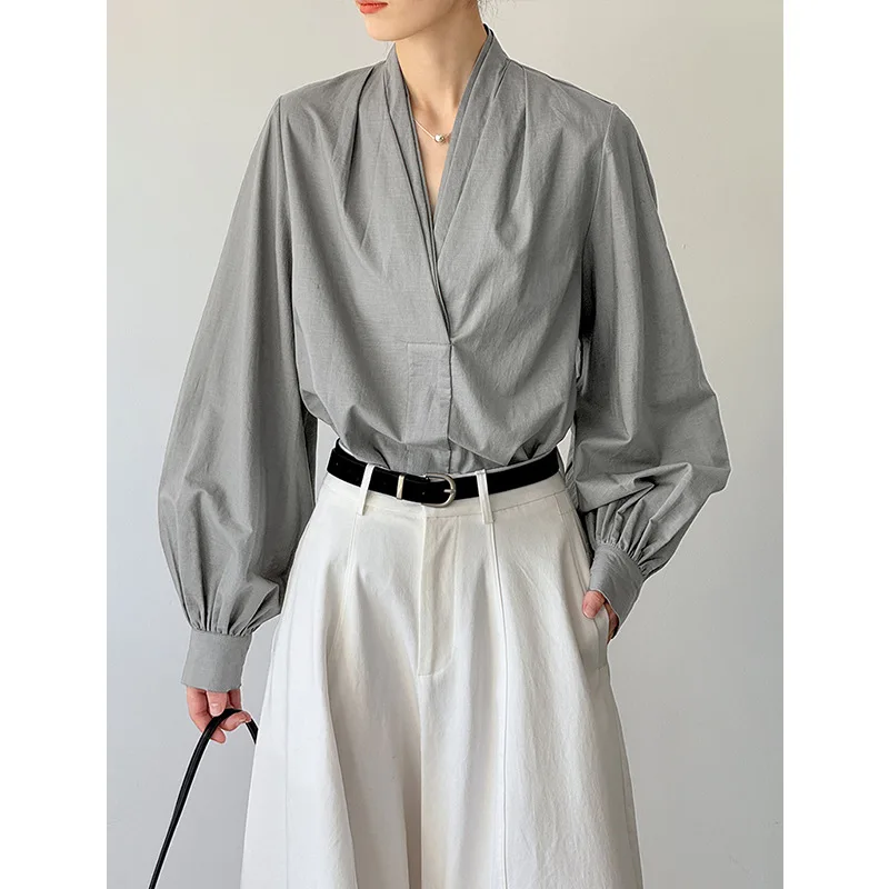 Early Spring New Loose Shirt Design Sense Simple Loose Fashion Thin V-neck Design
Early Spring New Loose Shirt Design Sense Simple Loose Fashion Thin V-neck Design