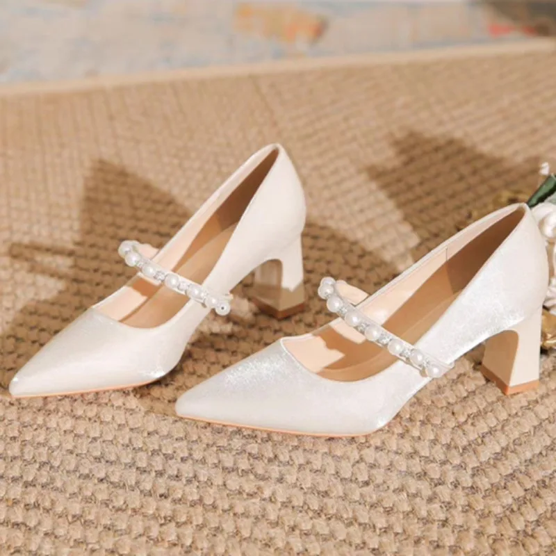 Женские туфли с острым носком, на одной пуговице
Женские туфли с острым носком, на одной пуговице