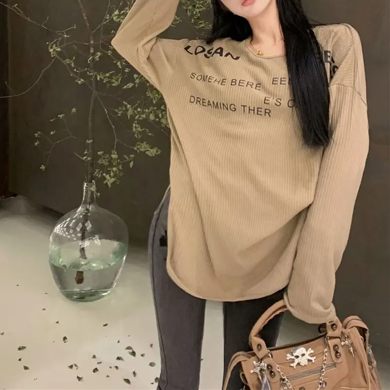 Fashionable Letter Printed Loose T-shirts Spring Autumn New Long Sleeve Female American Retro Round Neck Casual Split Pullovers
Fashionable Letter Printed Loose T-shirts Spring Autumn New Long Sleeve Female American Retro Round Neck Casual Split Pullovers