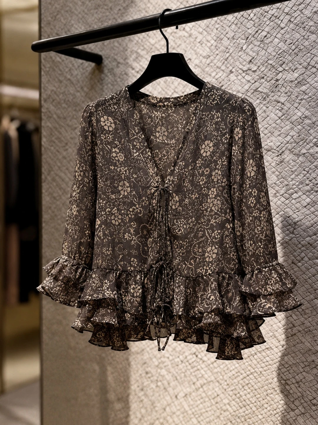 Retro Floral V-Neck Tie Waist Loose Slimming Shirt Lazy Style Summer Elegant Lace Trim Top Chic Blouse Korean Commute Style
Retro Floral V-Neck Tie Waist Loose Slimming Shirt Lazy Style Summer Elegant Lace Trim Top Chic Blouse Korean Commute Style