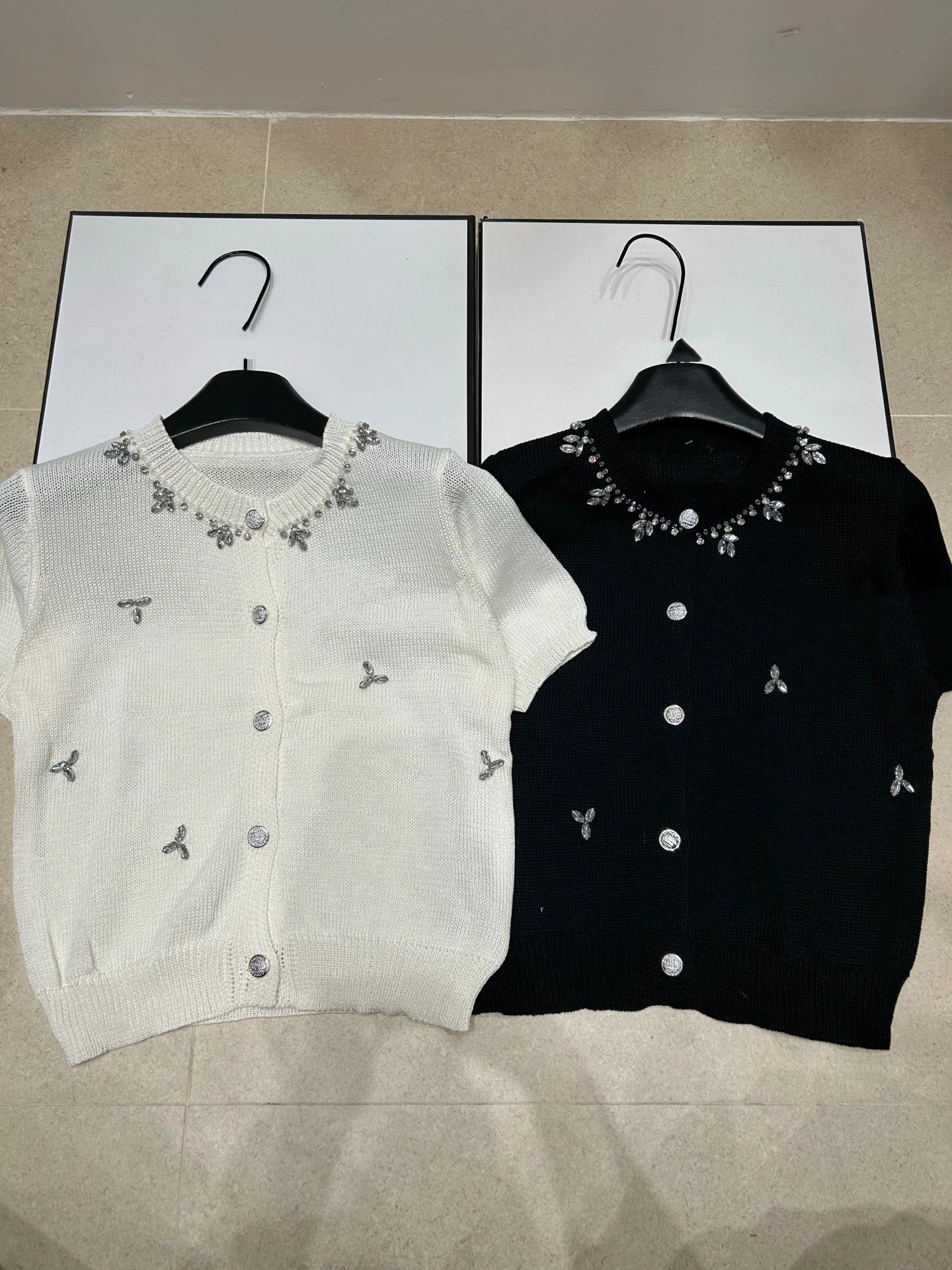VIBE Handmade Short Sleeve Knitted Cardigan Women's Fashion Spring Summer New Design Diamond Studded French Style Soft Cotton
VIBE Handmade Short Sleeve Knitted Cardigan Women's Fashion Spring Summer New Design Diamond Studded French Style Soft Cotton