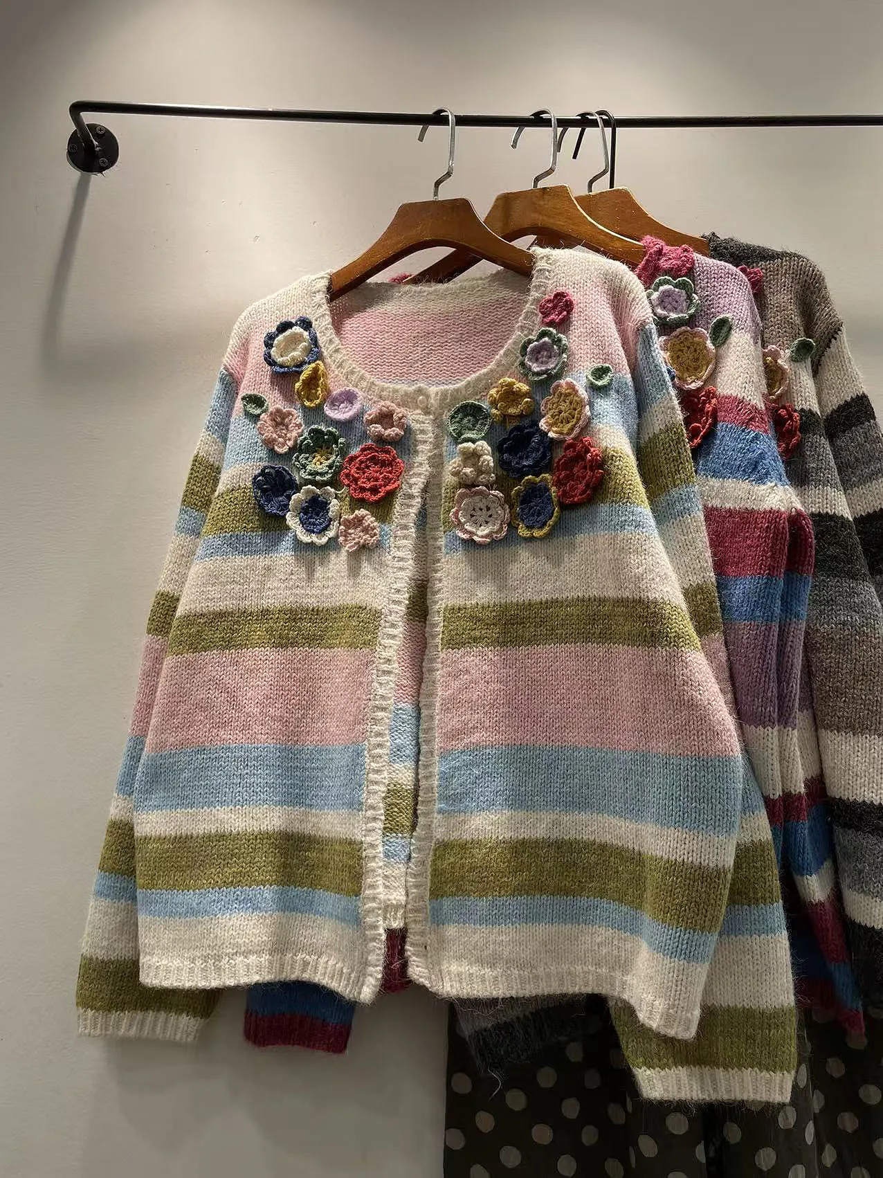 Осенне-зимний женский свободный кардиган с длинными рукавами и круглым вырезом, с цветочным 3D-декором и цветными полосками, повседневный, эксклюзивно онлайн
Осенне-зимний женский свободный кардиган с длинными рукавами и круглым вырезом, с цветочным 3D-декором и цветными полосками, повседневный, эксклюзивно онлайн