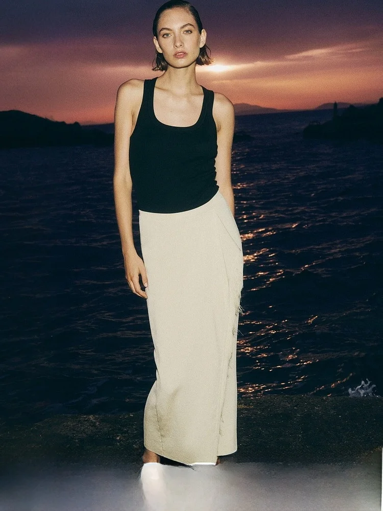 Ele Faionable Fringed f Skirt for Women by H&M Premium Quali Viscose And Nylon Material Autumn 2025 Collection
Ele Faionable Fringed f Skirt for Women by H&M Premium Quali Viscose And Nylon Material Autumn 2025 Collection