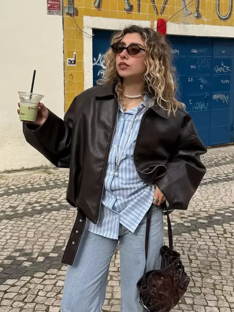 Повседневная кожаная короткая куртка на молнии с поясом 2025 года, женская модная свободная куртка с лацканами и карманами из искусственной кожи, женские осенние новые повседневные куртки Highstreet
Повседневная кожаная короткая куртка на молнии с поясом 2025 года, женская модная свободная куртка с лацканами и карманами из искусственной кожи, женские осенние новые повседневные куртки Highstreet