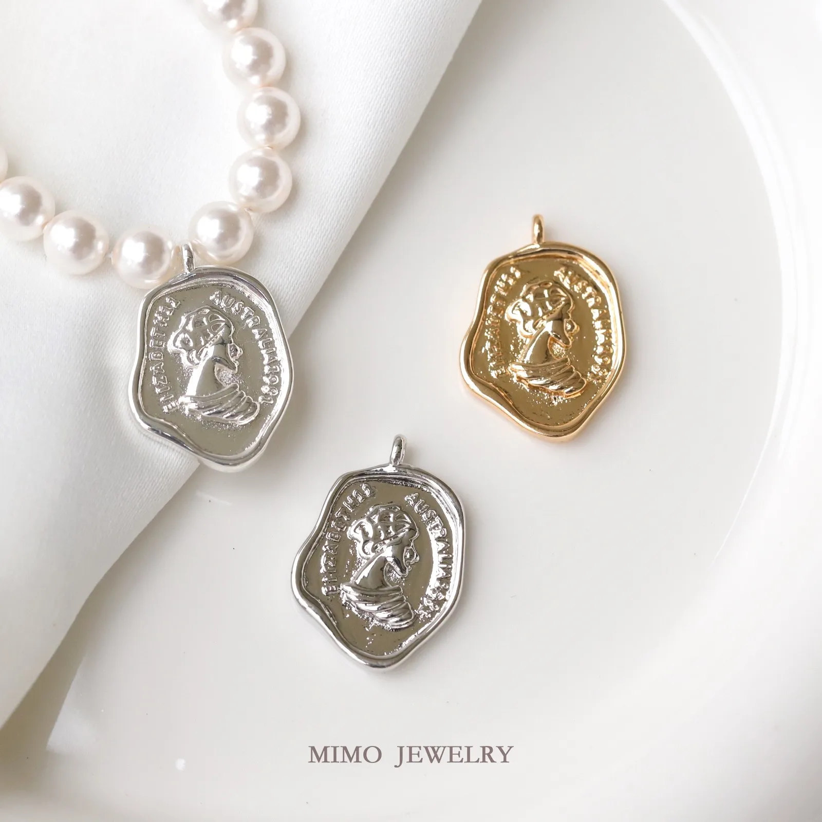 European and American Style Irregular Edge Queen Portrait Charms Pendant Supplies DIY Hand Brass Gold Plated Accessories
European and American Style Irregular Edge Queen Portrait Charms Pendant Supplies DIY Hand Brass Gold Plated Accessories