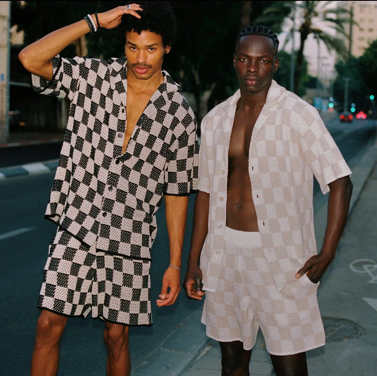 Вязаные повседневные шорты в тон для мужчин, лоскутные свободные мешковатые брюки до колена в клетку, летние шорты большого размера
Вязаные повседневные шорты в тон для мужчин, лоскутные свободные мешковатые брюки до колена в клетку, летние шорты большого размера