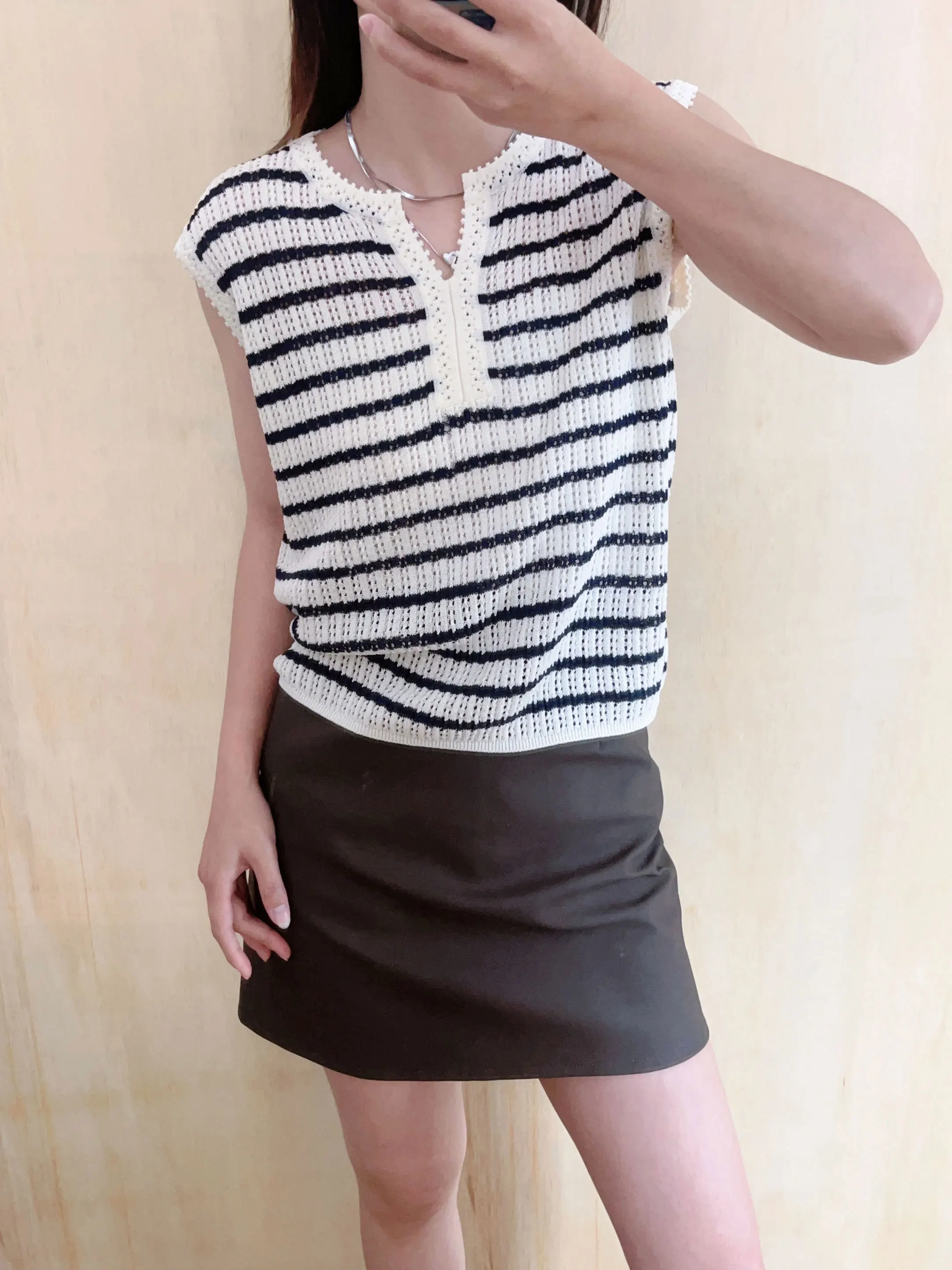 Design Sensation Hollow out Knitted Linen Silk Vest Women's Summer Cool Feeling Thin Top V Neck Casual Style Loose Fit
Design Sensation Hollow out Knitted Linen Silk Vest Women's Summer Cool Feeling Thin Top V Neck Casual Style Loose Fit