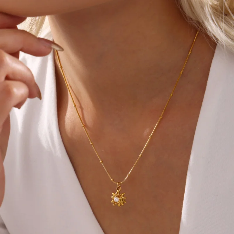 Fashion Clavicle Necklace 18K Gold Plated Stainless Steel Sunflower Pendant Inlaid Shell Beads Elegant Jewelry for Daily Wear
Fashion Clavicle Necklace 18K Gold Plated Stainless Steel Sunflower Pendant Inlaid Shell Beads Elegant Jewelry for Daily Wear