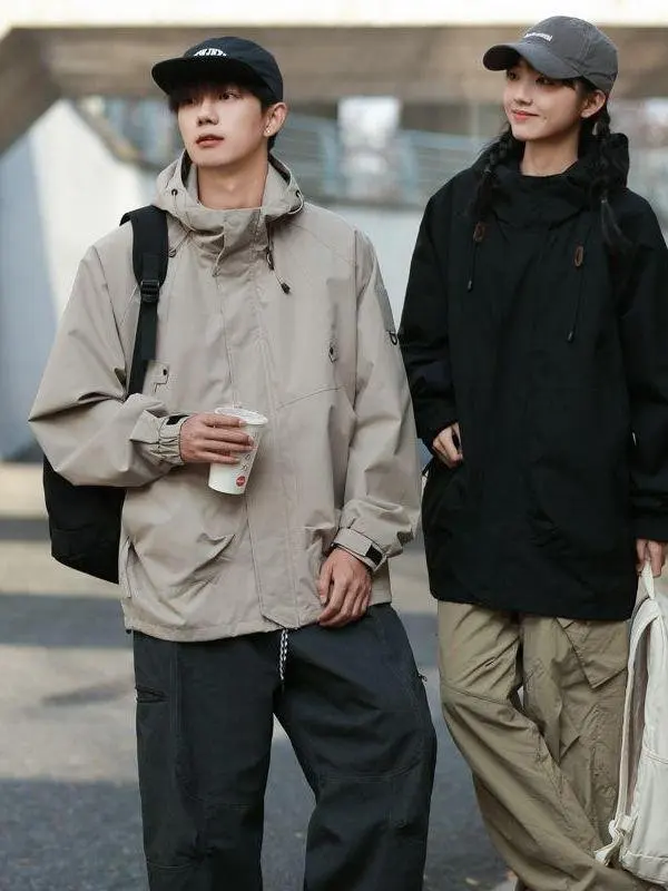 Новинка 2025, мужская ветрозащитная водонепроницаемая куртка для улицы, свободная рабочая одежда, повседневное модное брендовое пальто для пар, подставка для рта
Новинка 2025, мужская ветрозащитная водонепроницаемая куртка для улицы, свободная рабочая одежда, повседневное модное брендовое пальто для пар, подставка для рта