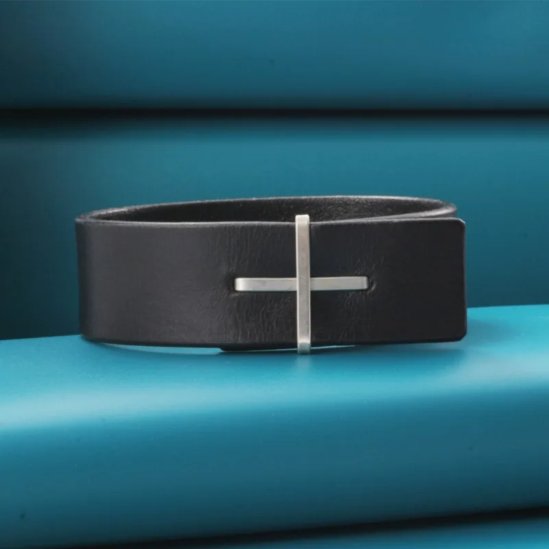 A new retro and simple faux leather genuine leather bracelet, fashionable and individual
A new retro and simple faux leather genuine leather bracelet, fashionable and individual