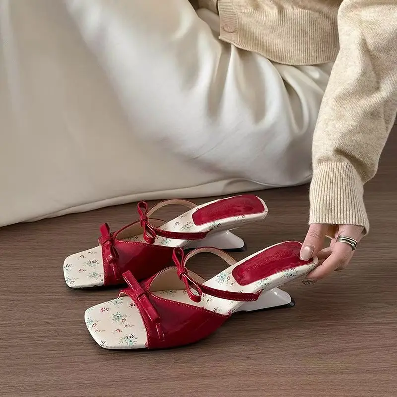 New Fairy Women's Sweet Style Wedge Slippers Summer Fashion Design PU Leather French Flower Embroidered High-heeled Slippers.
New Fairy Women's Sweet Style Wedge Slippers Summer Fashion Design PU Leather French Flower Embroidered High-heeled Slippers.