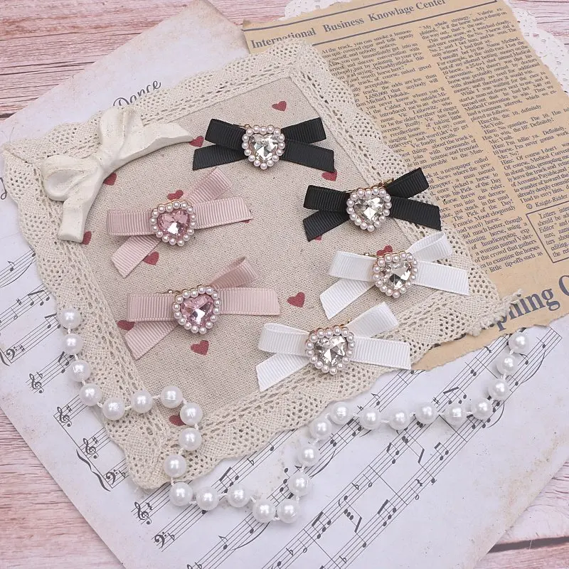 Заколка для волос с жемчугом и стразами в стиле Лолита, украшение для боковых прядей с бантом ручной работы, японская заколка для волос в стиле Soft Girl
Заколка для волос с жемчугом и стразами в стиле Лолита, украшение для боковых прядей с бантом ручной работы, японская заколка для волос в стиле Soft Girl