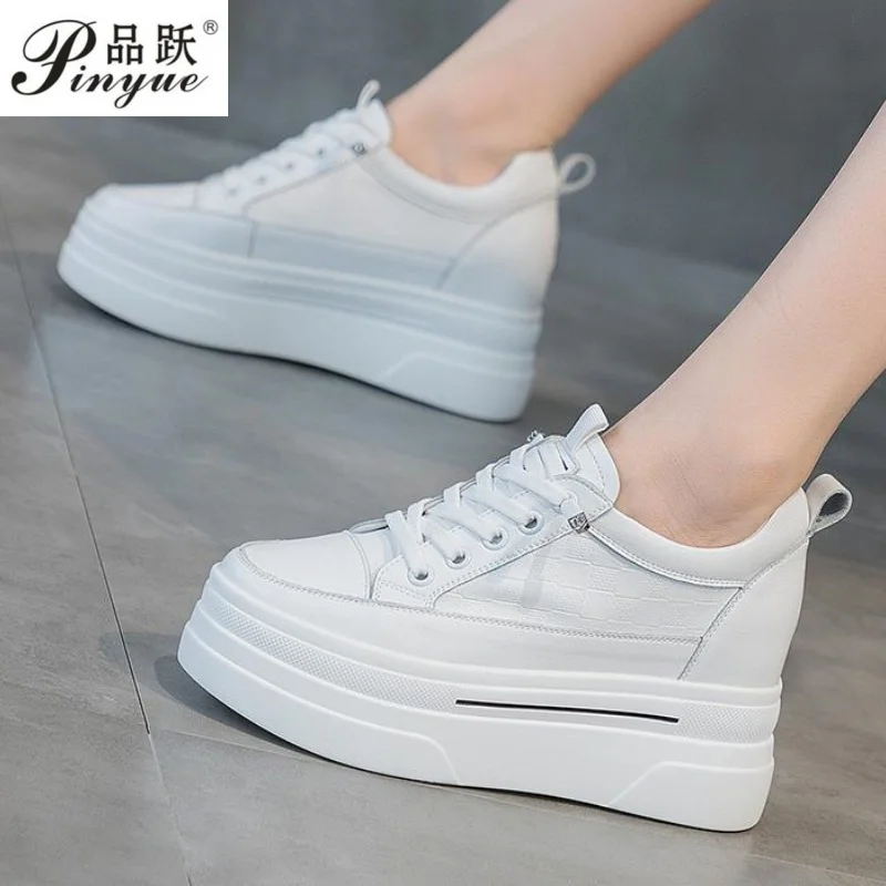 Женские весенне-осенние кроссовки из натуральной коровьей кожи на платформе 7 см, белые женские повседневные туфли на танкетке на высоком каблуке, черные кроссовки на массивном каблуке
Женские весенне-осенние кроссовки из натуральной коровьей кожи на платформе 7 см, белые женские повседневные туфли на танкетке на высоком каблуке, черные кроссовки на массивном каблуке