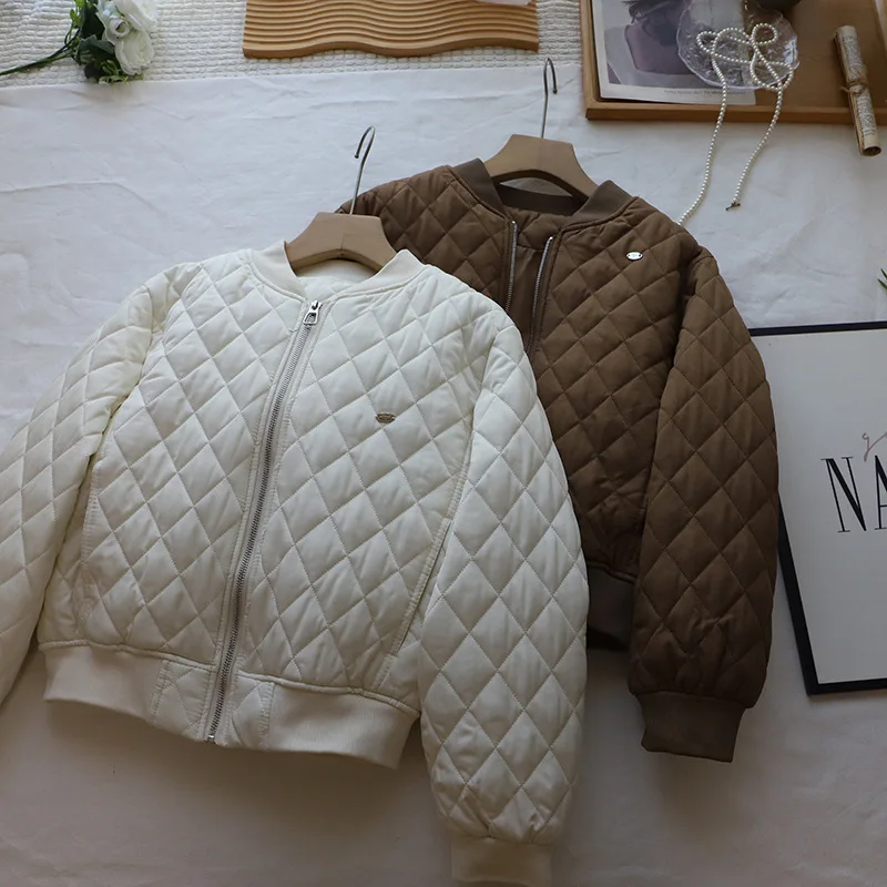 Легкая бейсбольная куртка с хлопковой подкладкой, женская модная верхняя одежда свободного кроя, зима 2025, новинка Sle с ромбовидным узором
Легкая бейсбольная куртка с хлопковой подкладкой, женская модная верхняя одежда свободного кроя, зима 2025, новинка Sle с ромбовидным узором