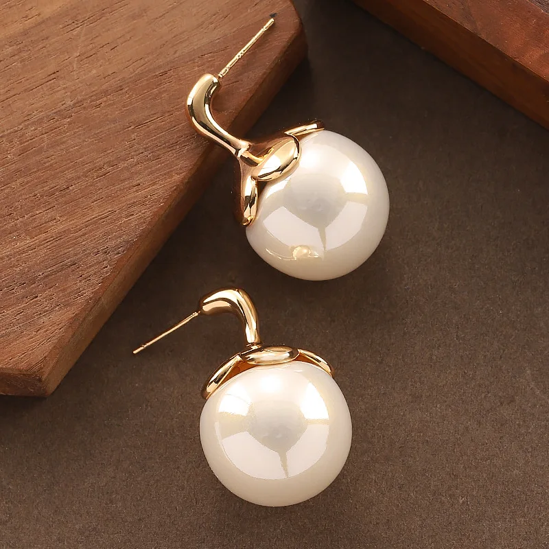 Fashionable, exquisite, simple and personalized, round and bright pearl earrings, niche light luxury and high-end earrings
Fashionable, exquisite, simple and personalized, round and bright pearl earrings, niche light luxury and high-end earrings