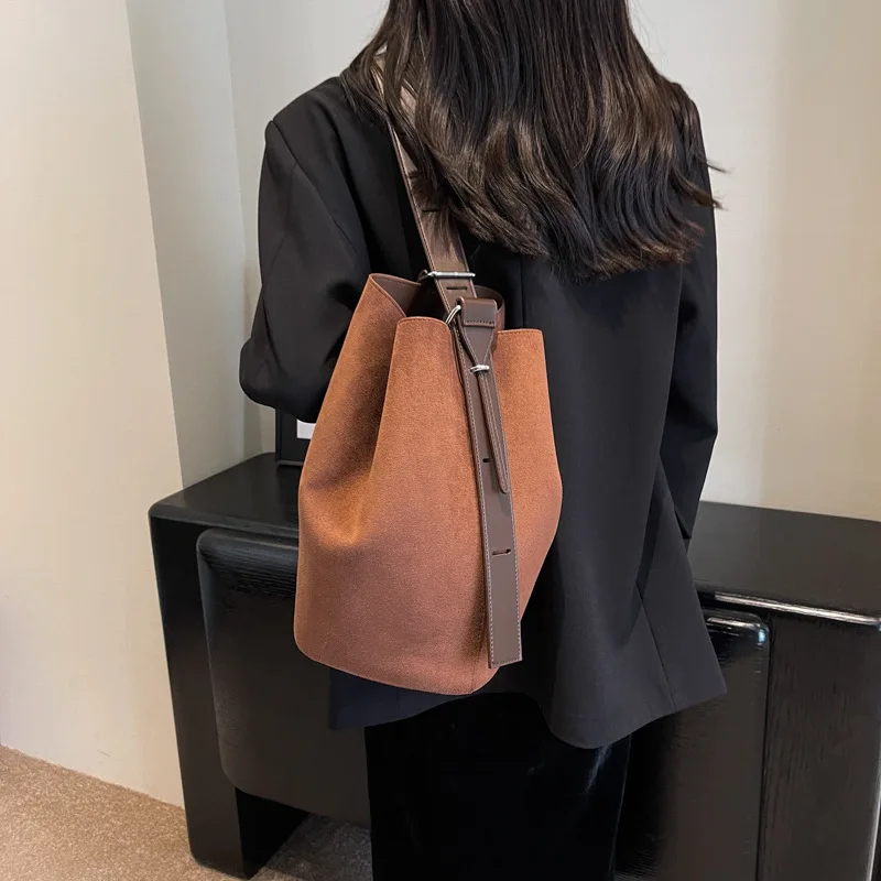 Anti-fur Bucket Bag Women 2024 New Vintage Single Shoulder Crossbody Bag Texture Single Popular Bag
Anti-fur Bucket Bag Women 2024 New Vintage Single Shoulder Crossbody Bag Texture Single Popular Bag