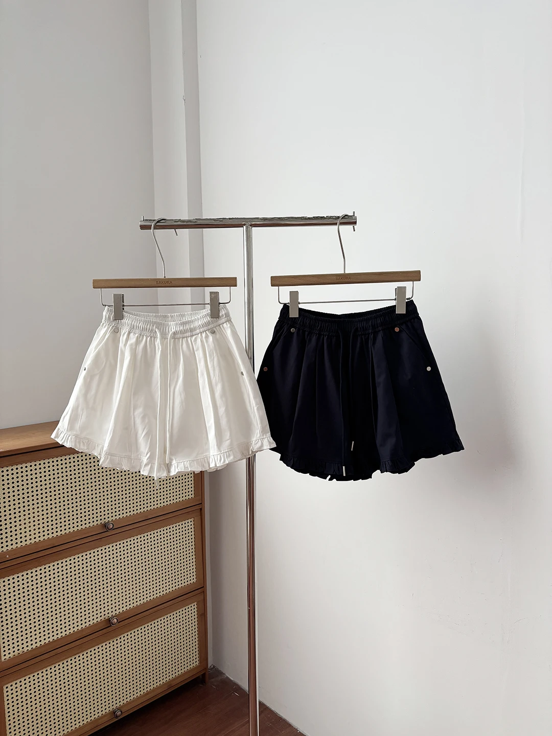 High Waist Elastic Waist Wood Grain Ruffle Shorts Women's Summer 2026 New Style Slimming Sweet Anti-Aging Casual Outerwear Wi...
High Waist Elastic Waist Wood Grain Ruffle Shorts Women's Summer 2026 New Style Slimming Sweet Anti-Aging Casual Outerwear Wi...