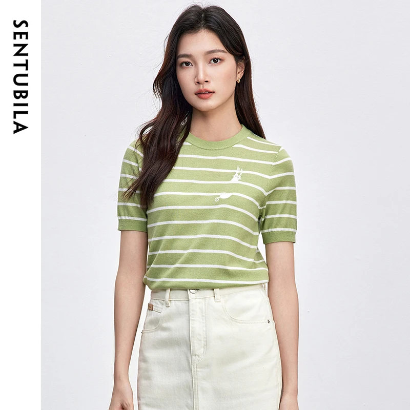 SENTUBILA Summer Knitwear Green Striped T-Shirt Women 2025 Slim Fit Commuter Round Neck Embroidery Short Sleeve Tops W52H80024
SENTUBILA Summer Knitwear Green Striped T-Shirt Women 2025 Slim Fit Commuter Round Neck Embroidery Short Sleeve Tops W52H80024