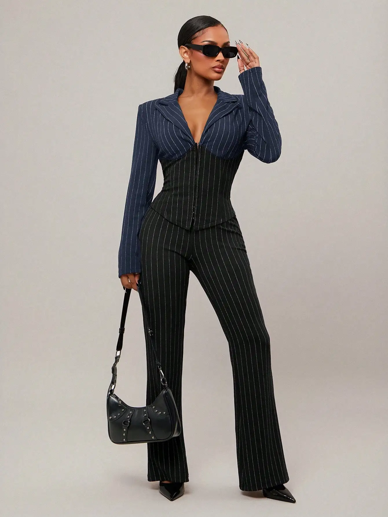 Элегантный полосатый костюм для женщин: вязаный блейзер с длинными рукавами на молнии и брюки
Элегантный полосатый костюм для женщин: вязаный блейзер с длинными рукавами на молнии и брюки