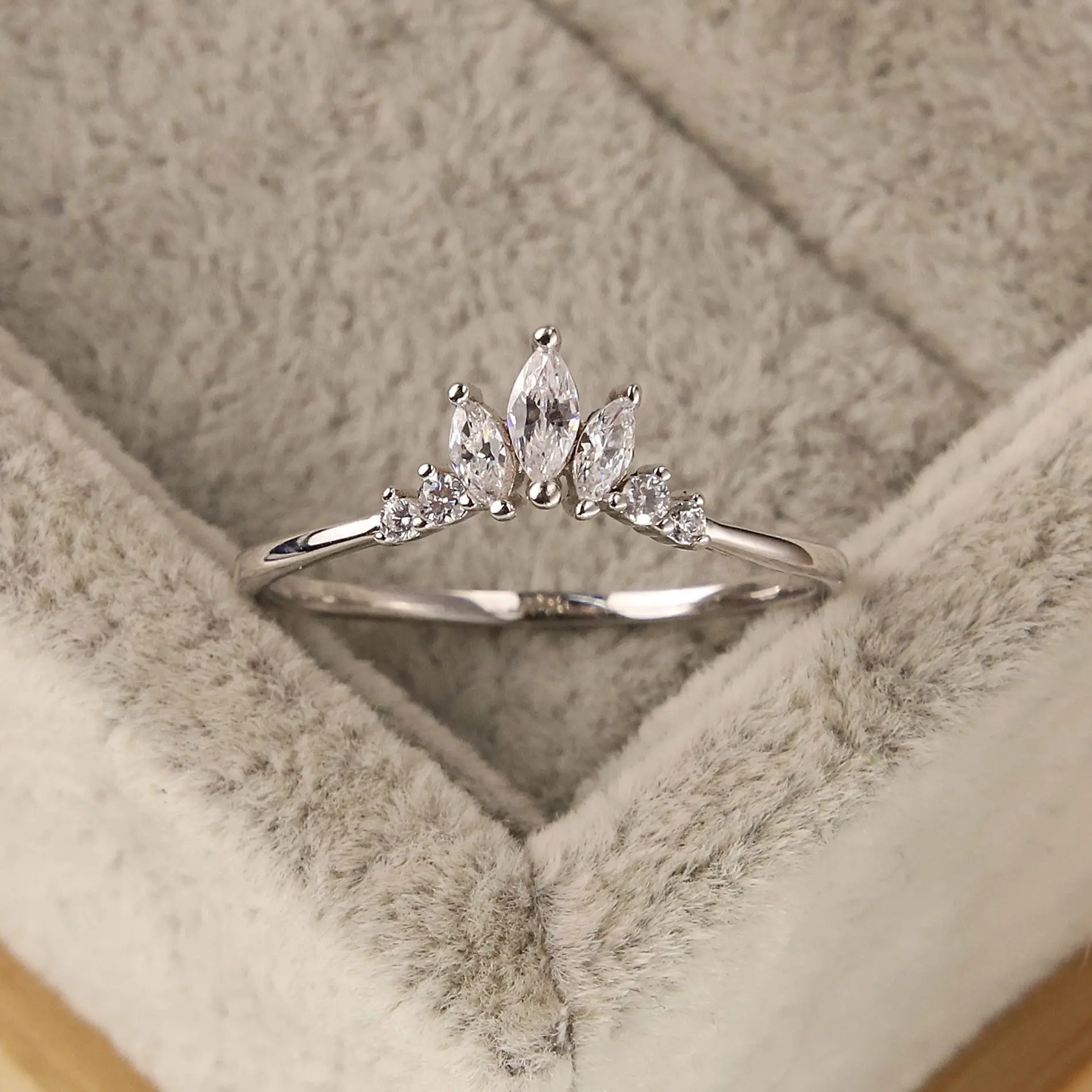 Sterling Silver Crown Inlaid with Zircon Small Fresh European and American Minimalist Design Women's Ring
Sterling Silver Crown Inlaid with Zircon Small Fresh European and American Minimalist Design Women's Ring
